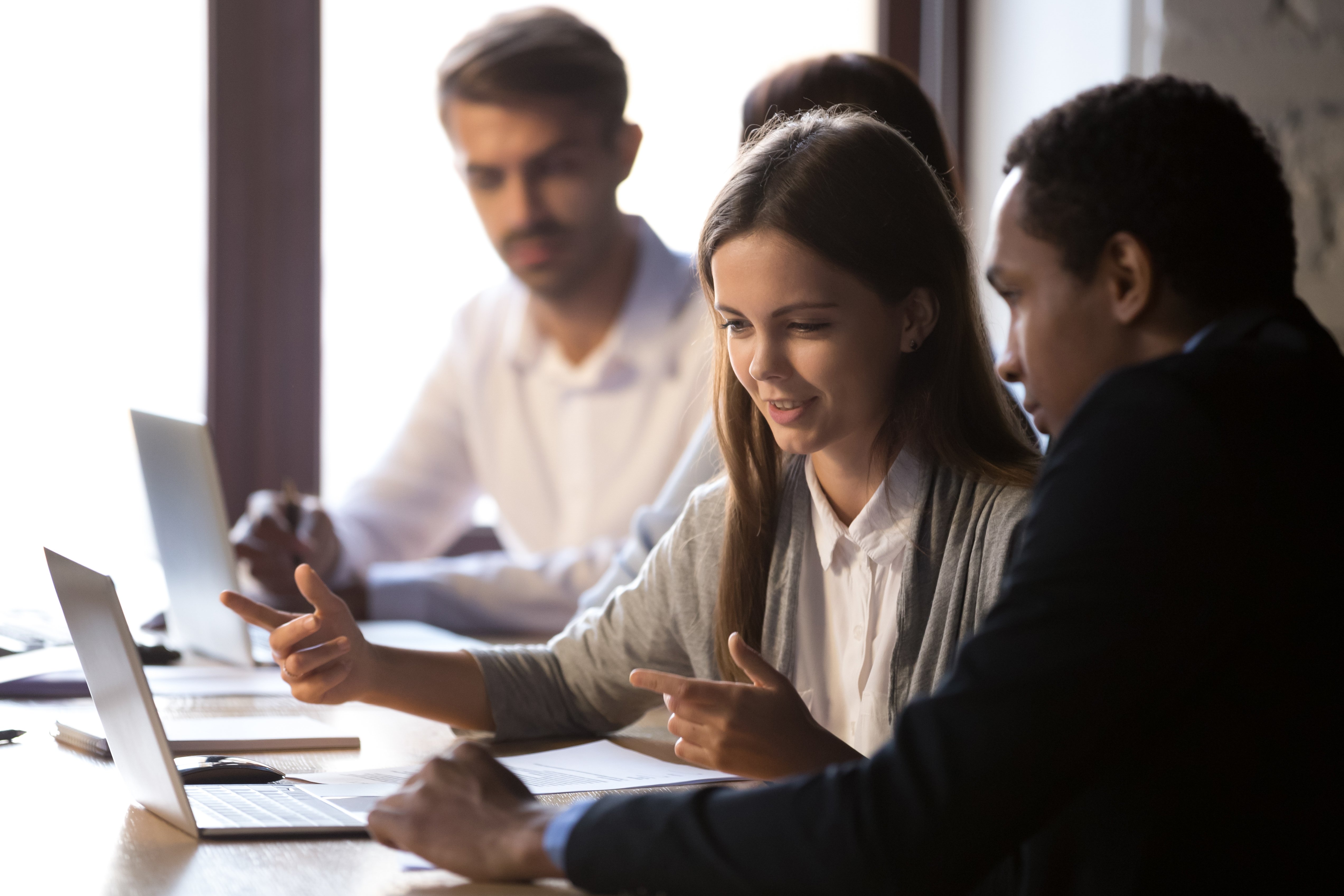Studierende sitzen vor ihren Laptops Studierende sitzen vor ihren Laptops