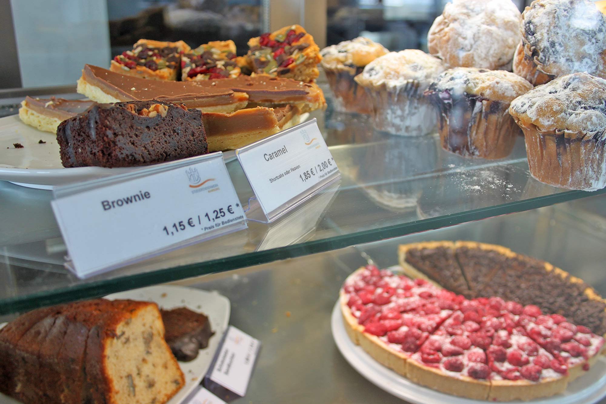 Kuchenvitrine Café HCU