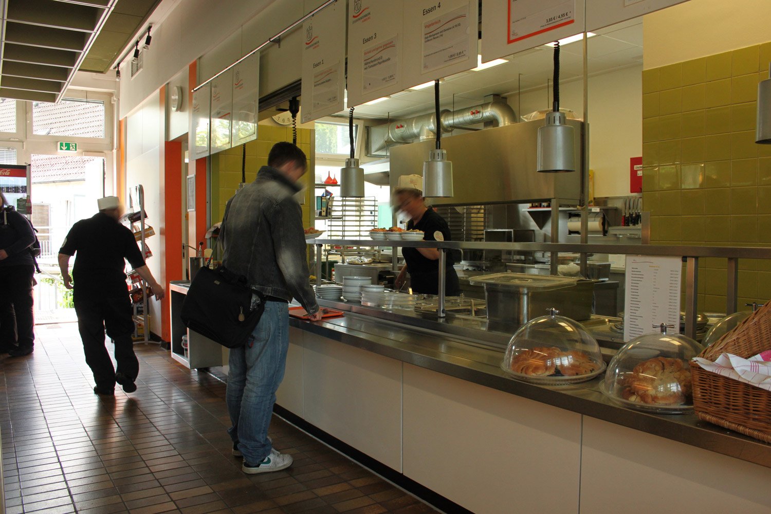 Essensausgabe der Mensa Stellingen