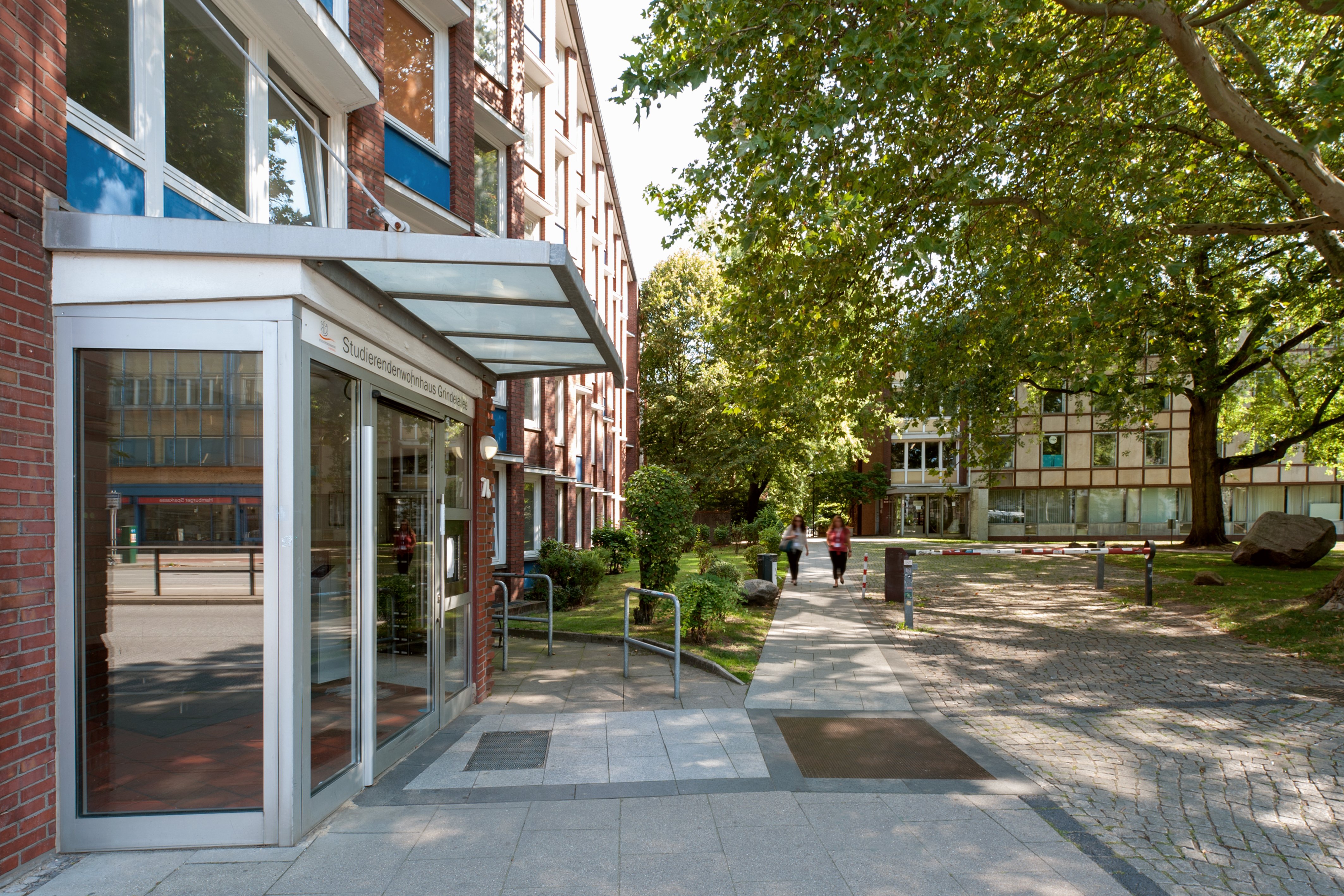 Außenansicht und Eingang der Wohnanlage Grindelallee