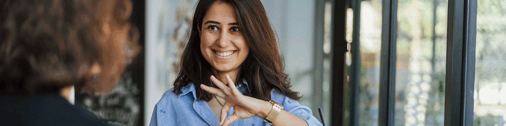 Frau kommuniziert mittels Gebärdensprache