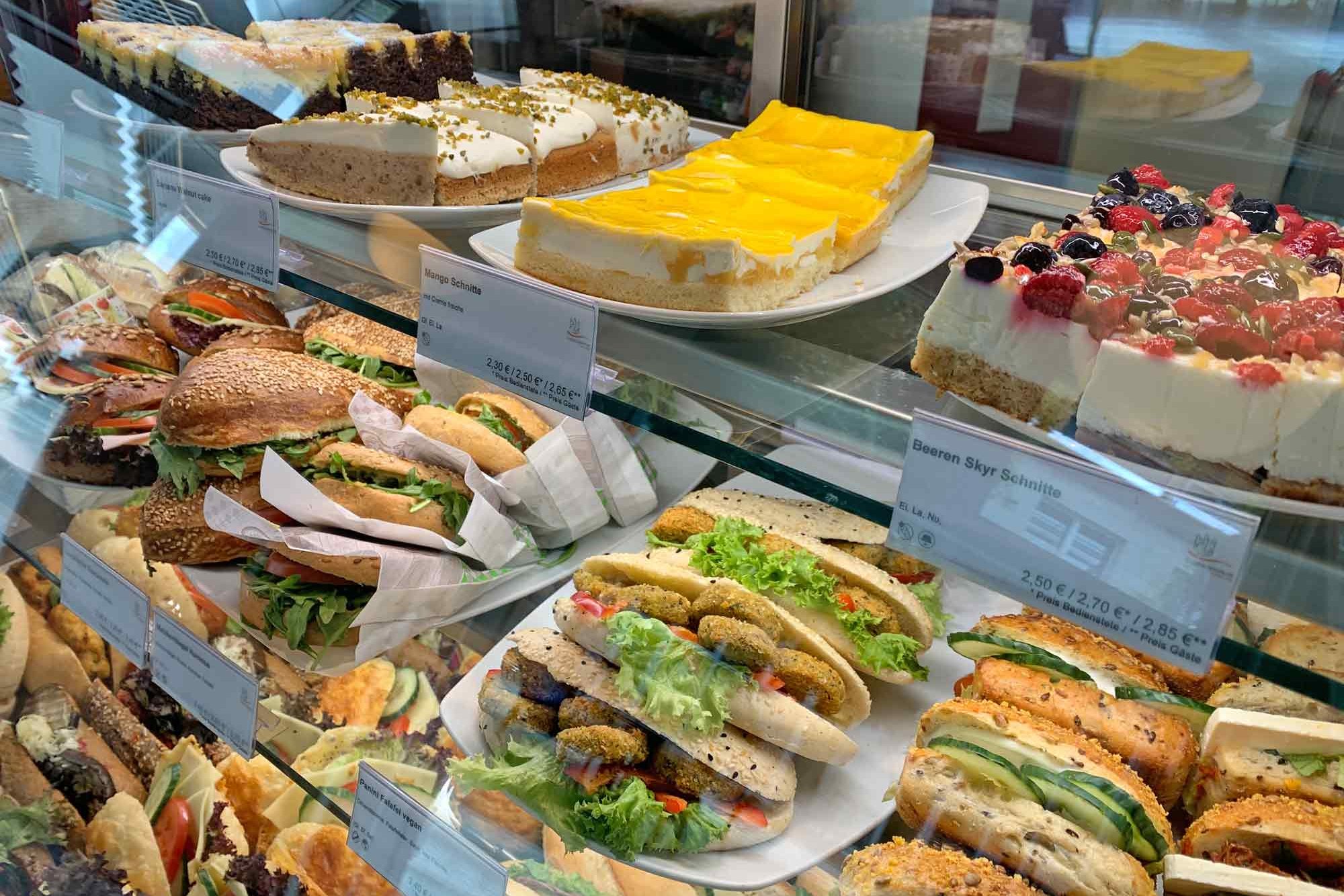 Vitrine mit Kuchen, Bagels und Sandwiches im Café Jungiusstraße