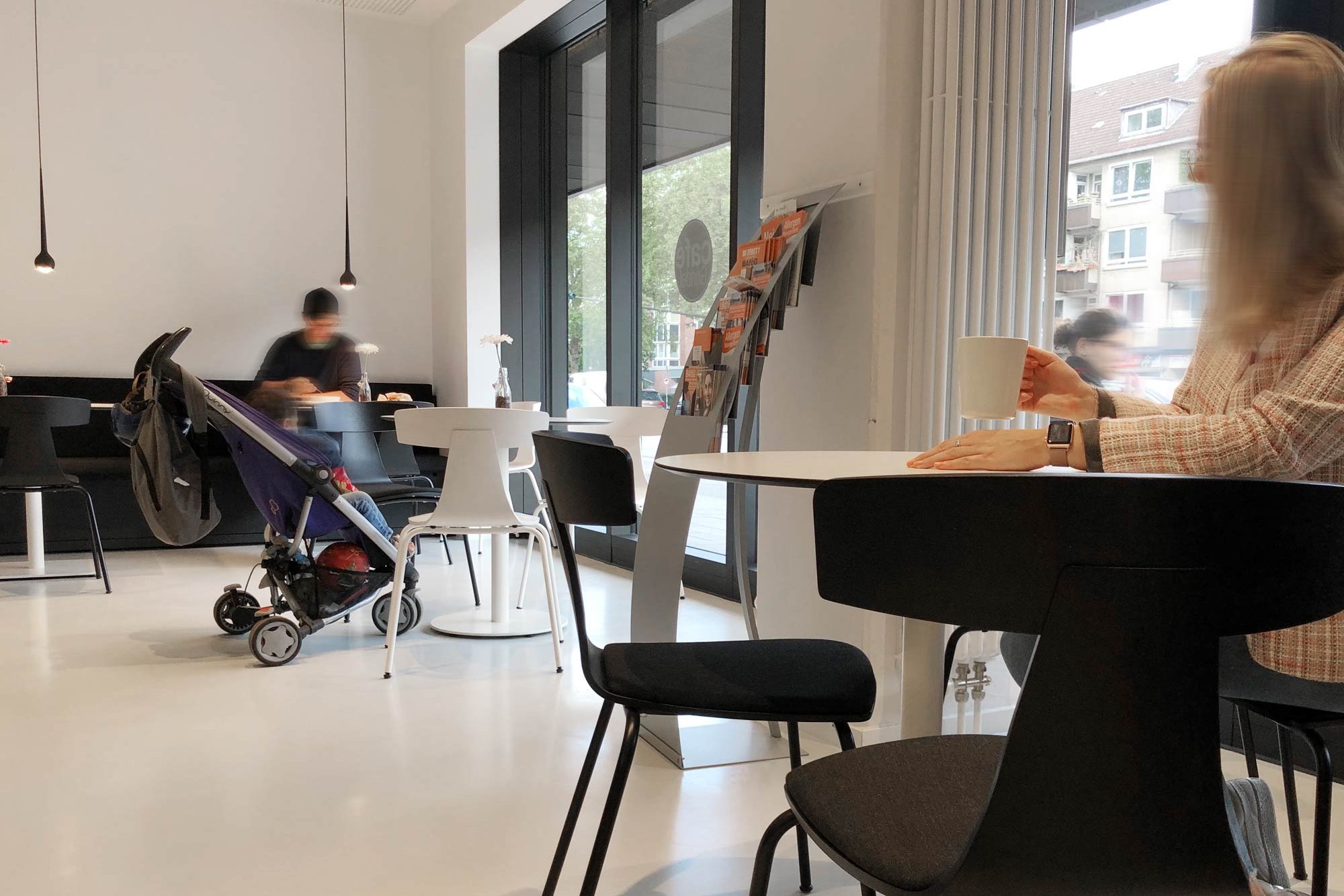 Gastraum Café Grindel mit Gästen