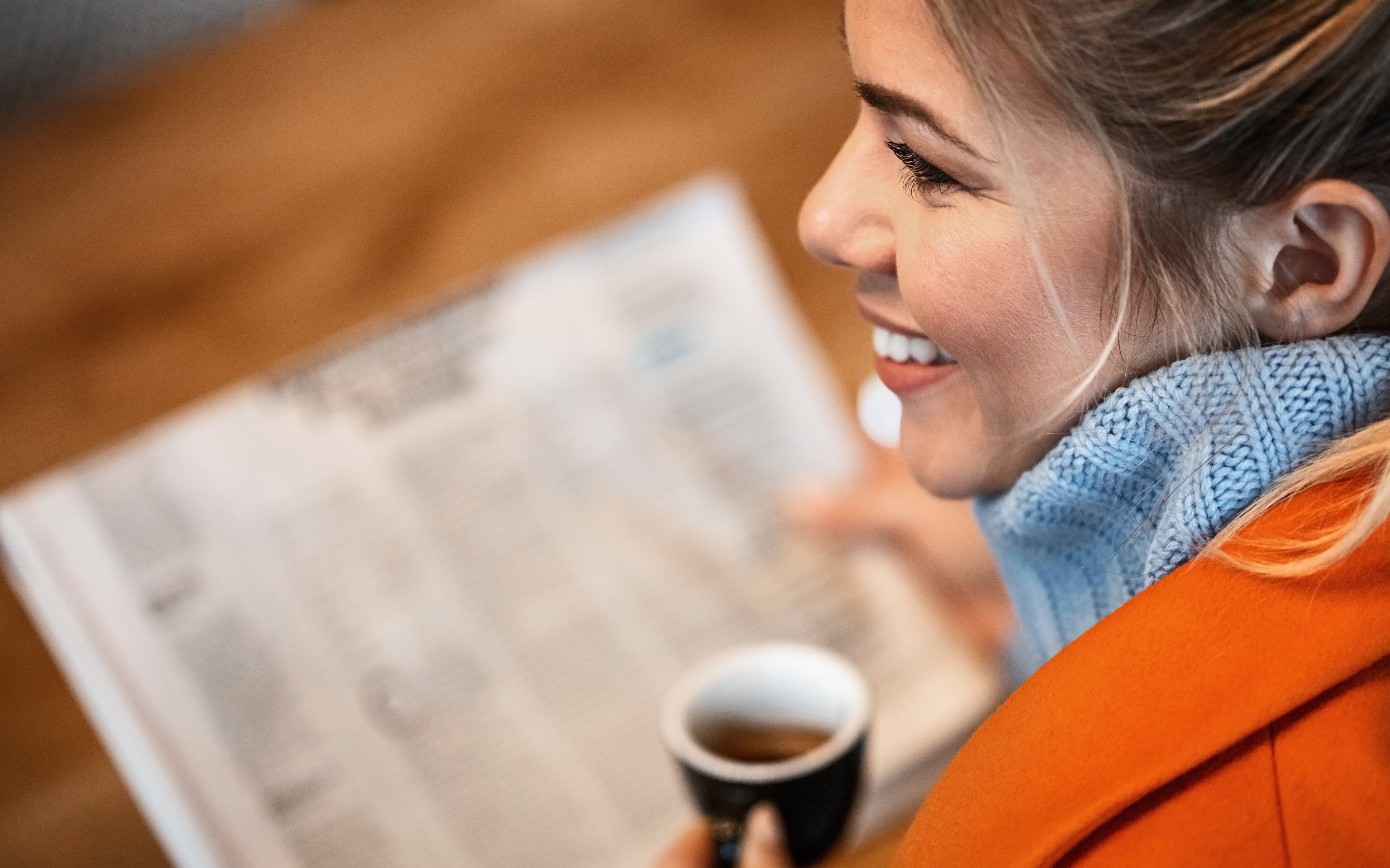Junge Frau mit Espresso und Zeitung o.ä. in der Hand Junge Frau mit Espresso und Zeitung o.ä. in der Hand