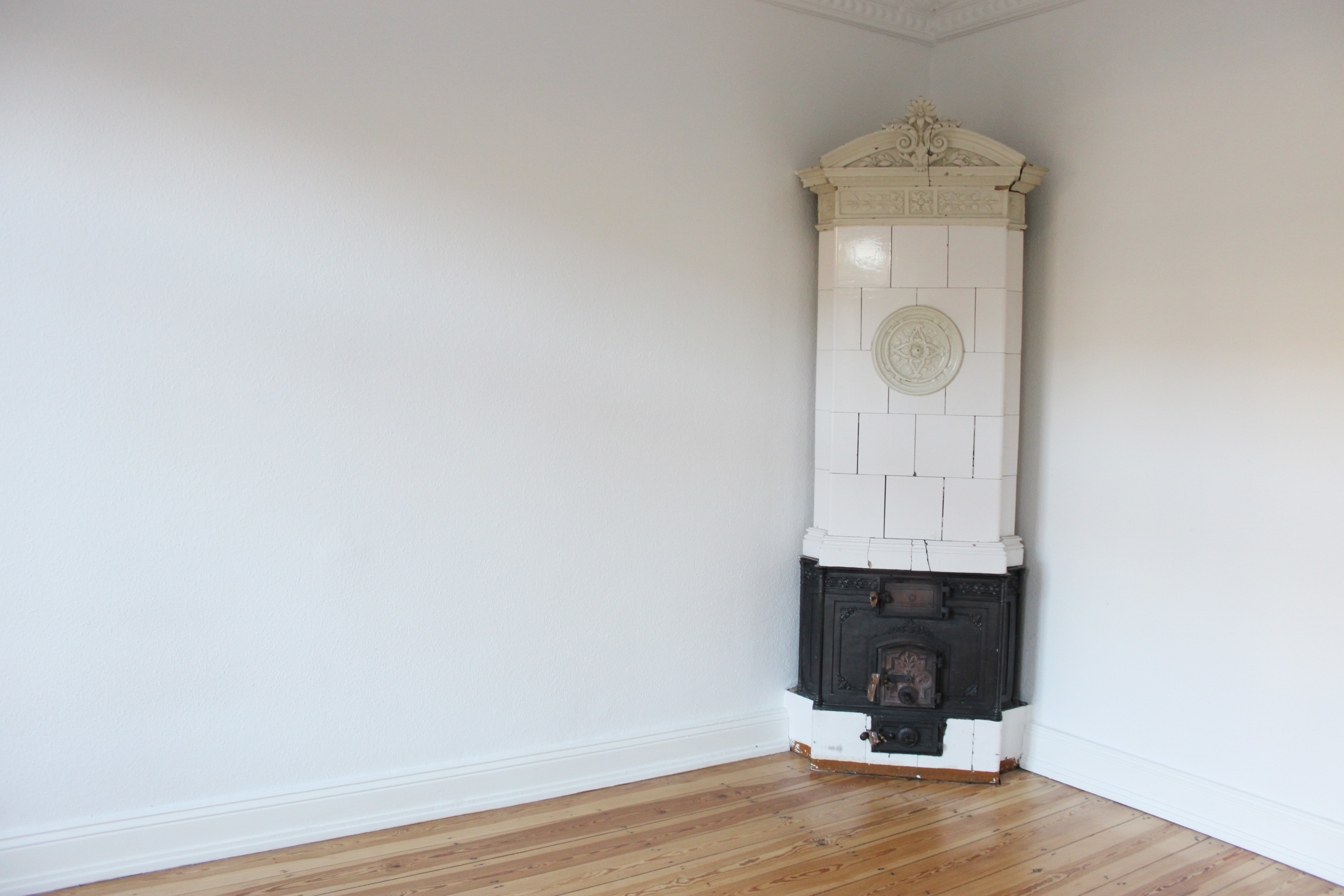 Zimmer mit Kachelofen in der Wohnanlage Bornstraße