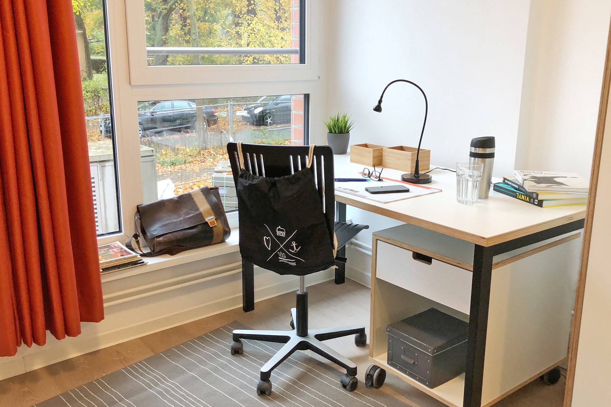 Arbeitsplatz in einem Zimmer in der Wohnanlage Lokstedt