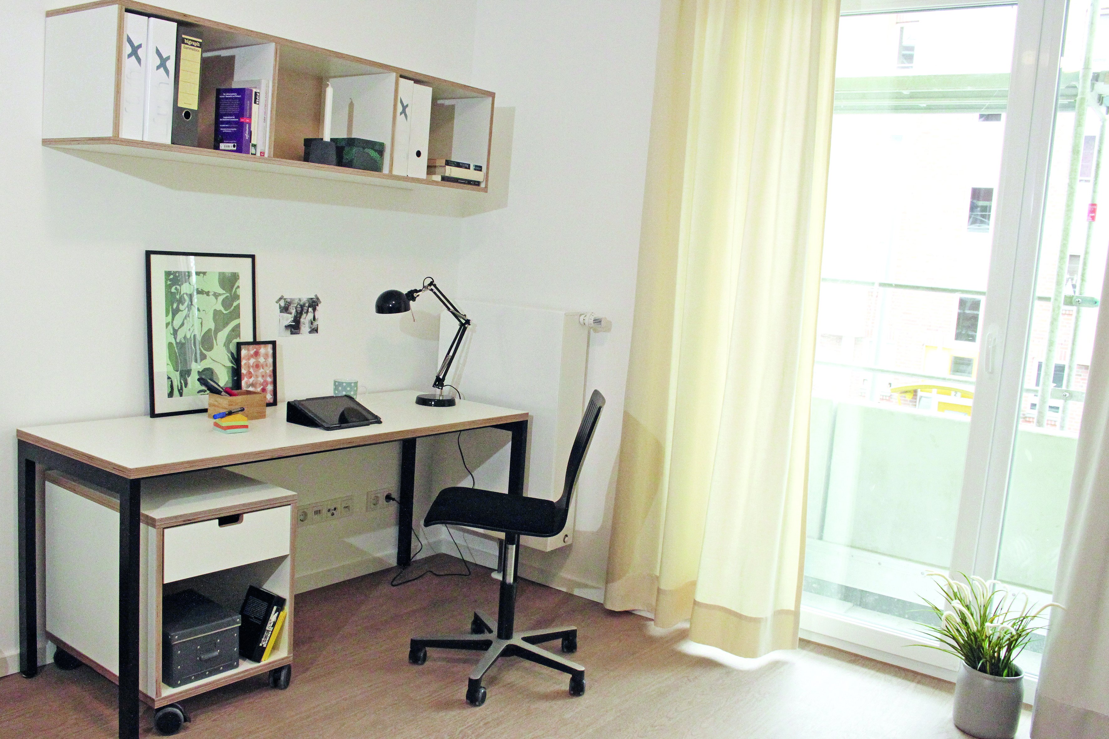 Arbeitsplatz in einem Zimmer der Wohnanlage Sophie-Schoop-Haus