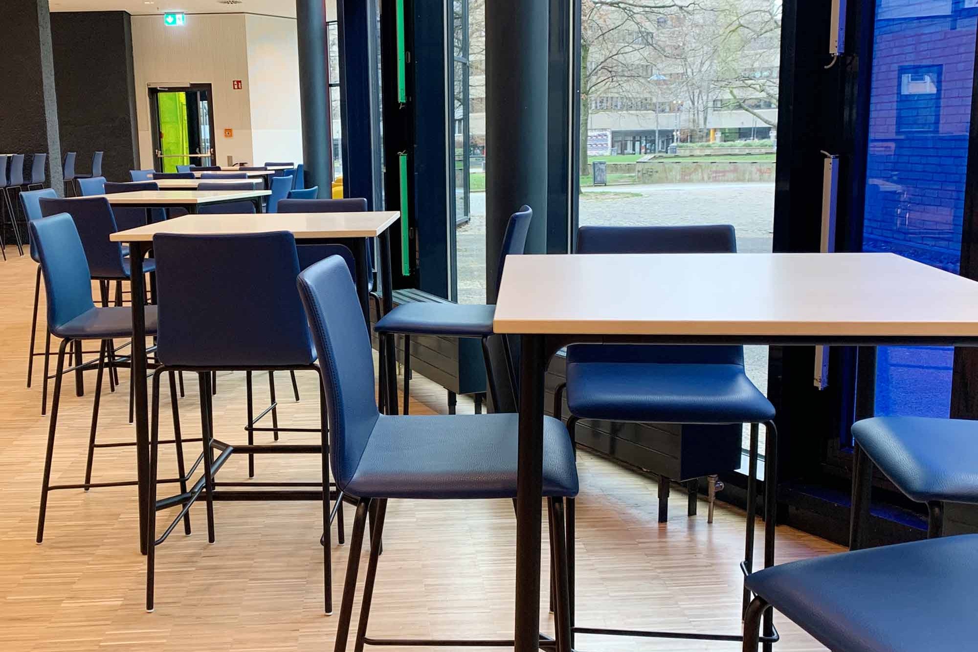 Gastraum mit Hochtischen in der Mensa Philturm