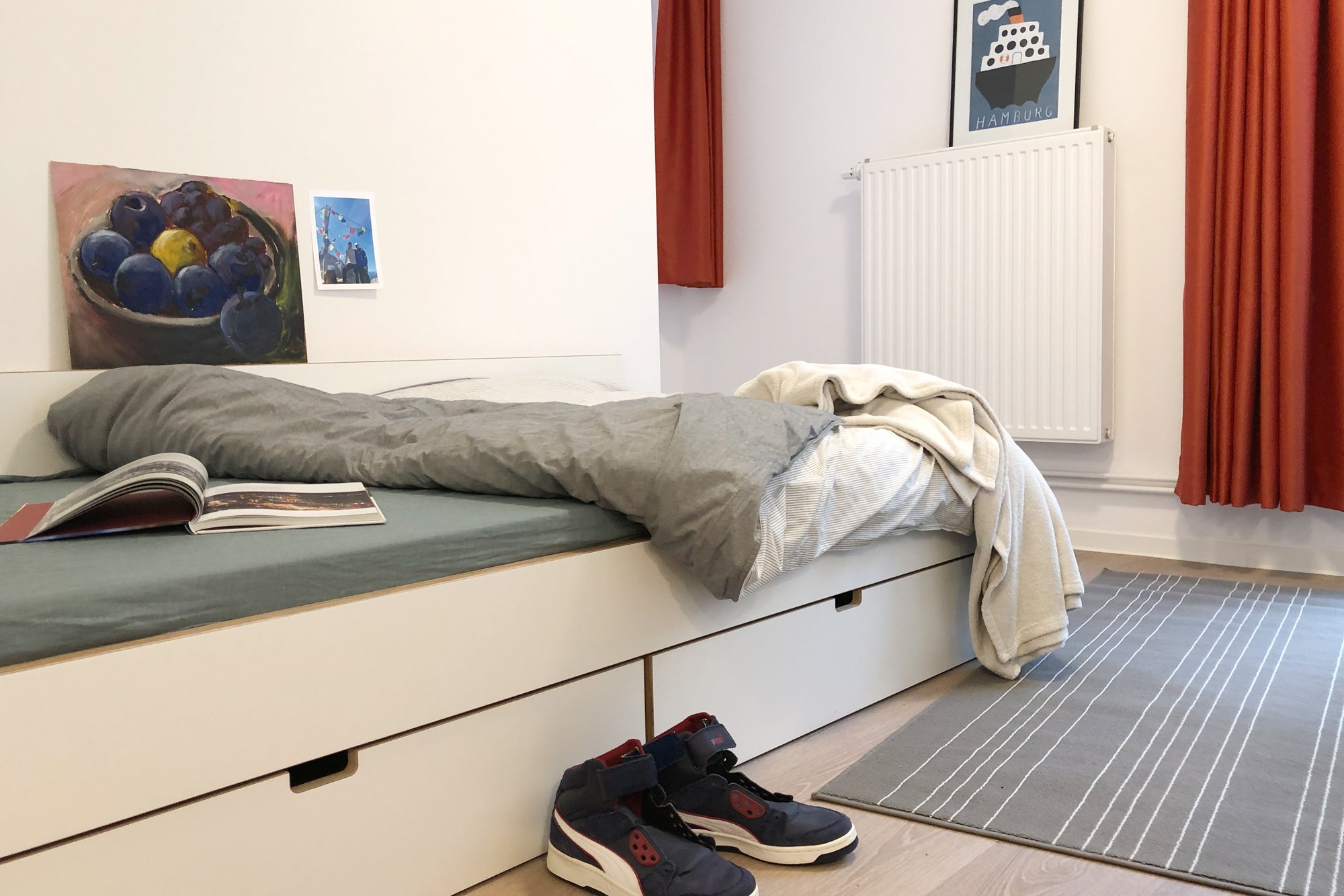 Bett im Beispielzimmer in der Wohnanlage Esther-Bejarano-Haus