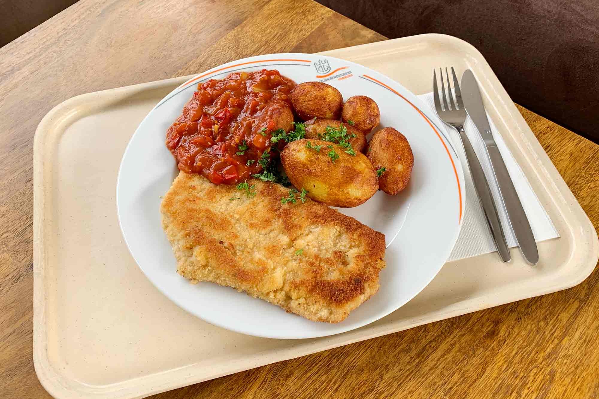 Schnitzel mit Kartoffeln und Soße auf einem Teller