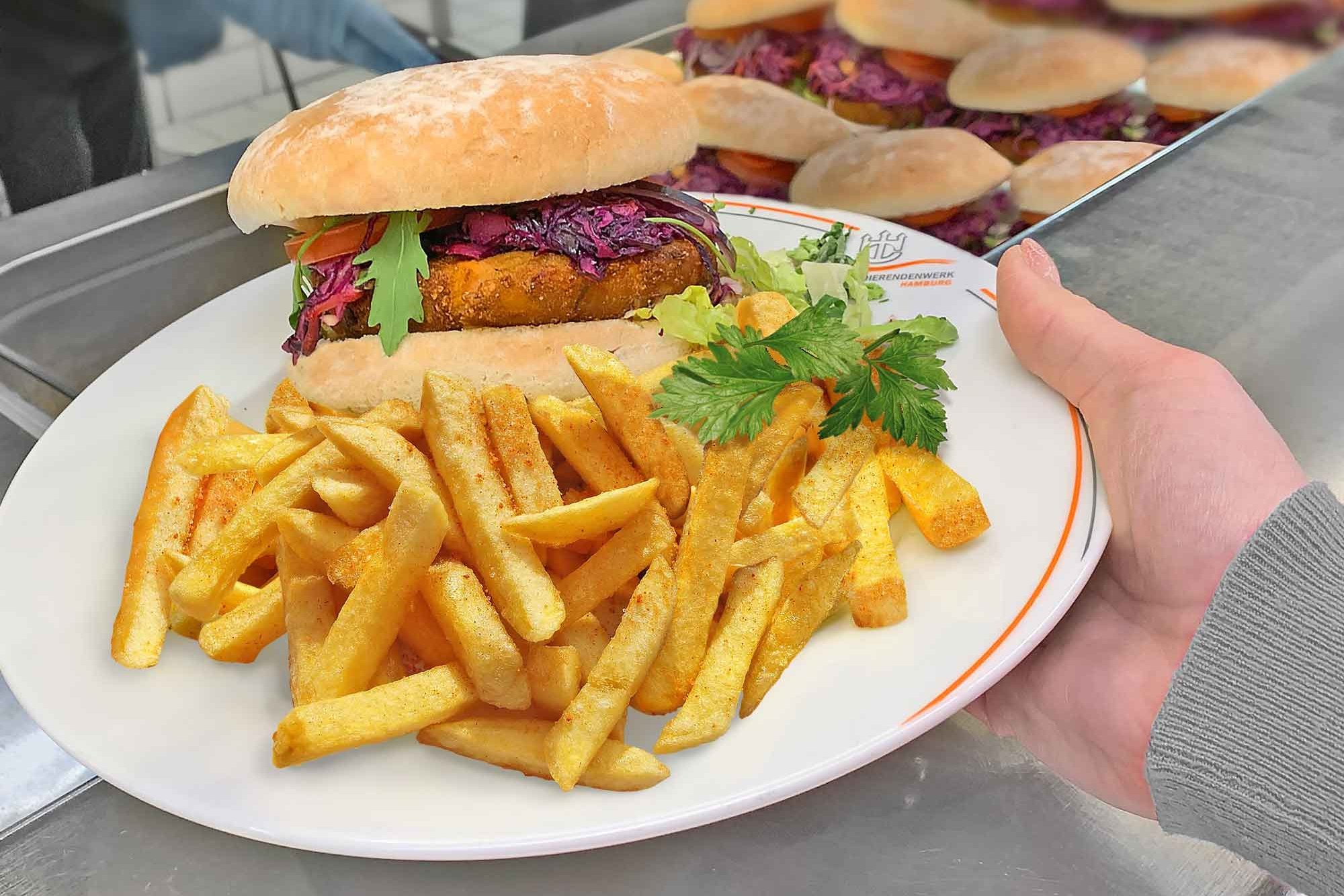 Teller mit Pommes und Burger 