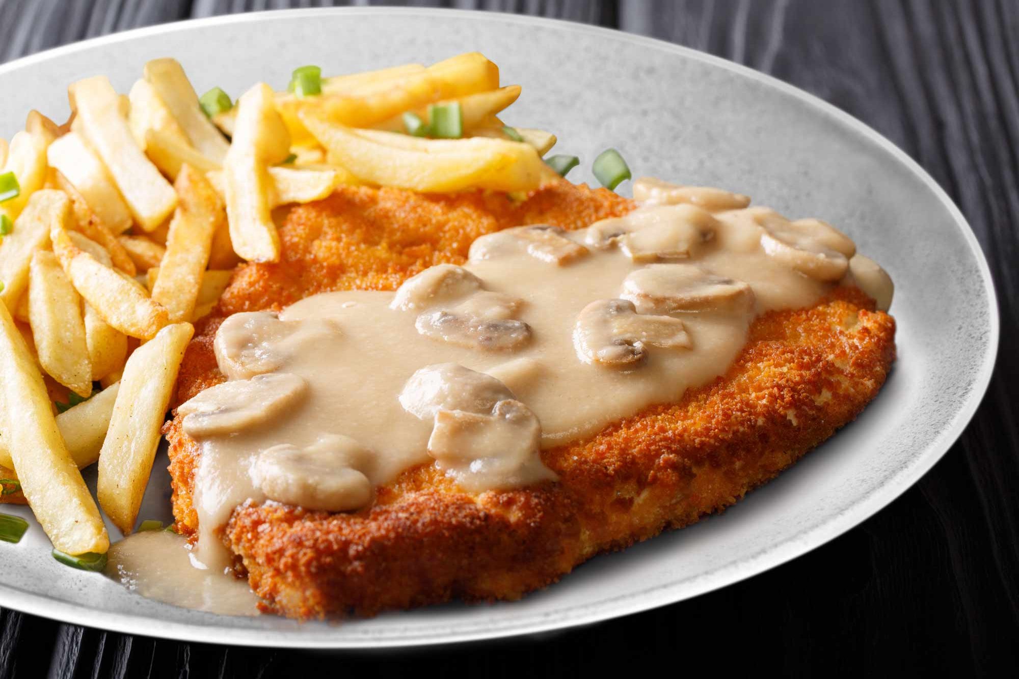 Schnitzel mit Pilzrahm-Soße und Pommes