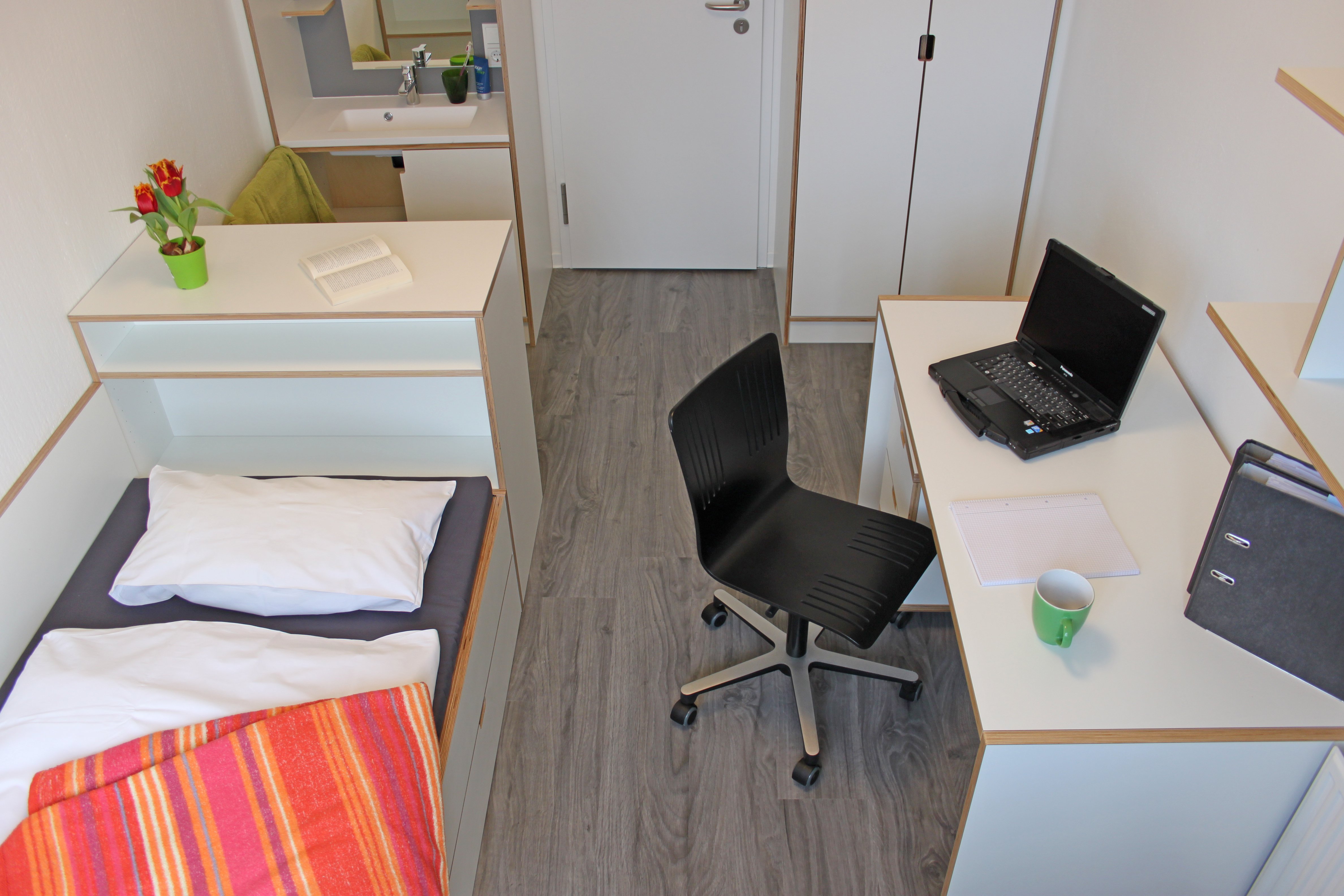 Beispielzimmer mit Bett, Schreibtisch und Schränken in der Wohnanlage Margaretha-Rothe-Haus