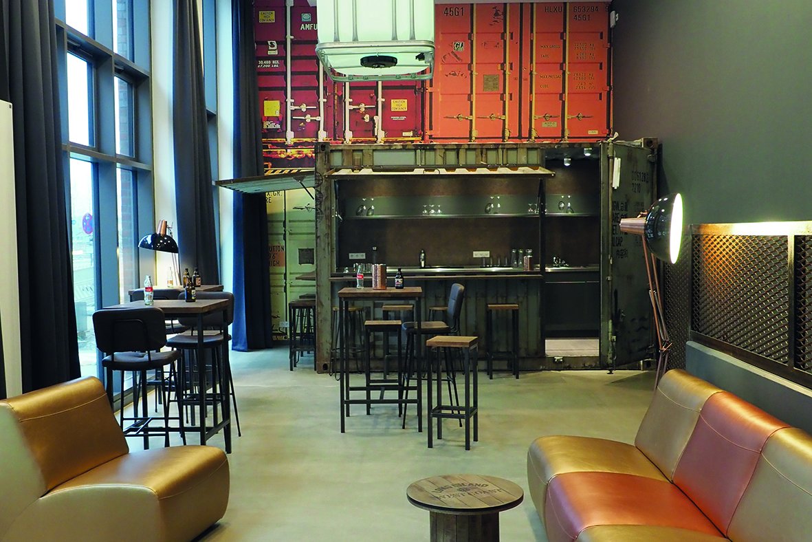 Bar und Sitzmöglichkeiten in der Wohnanlage Helmut-Schmidt-Studierendenhaus