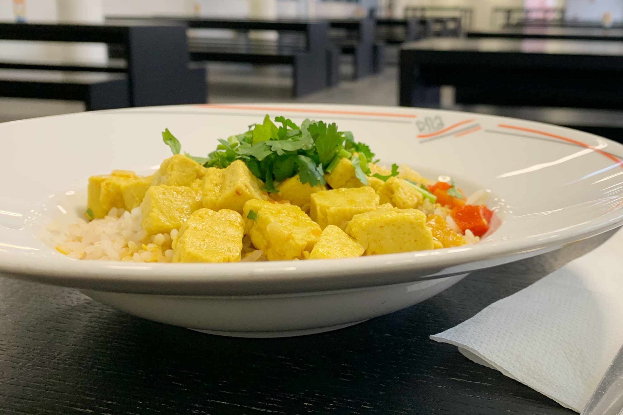 Gericht mit Tofu in der Mensa Finkenau