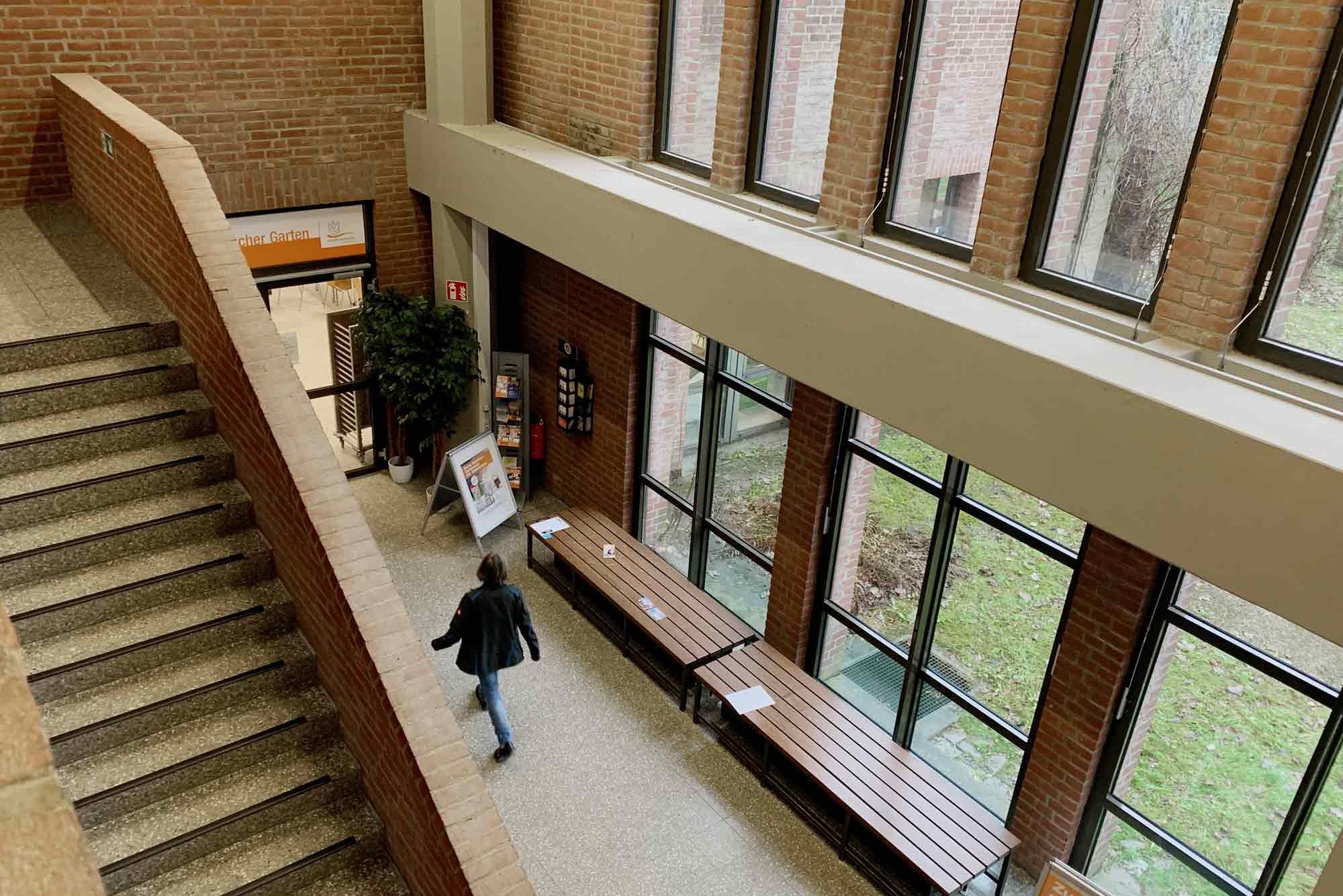 Treppenhaus und Eingang der Mensa Botanischer Garten