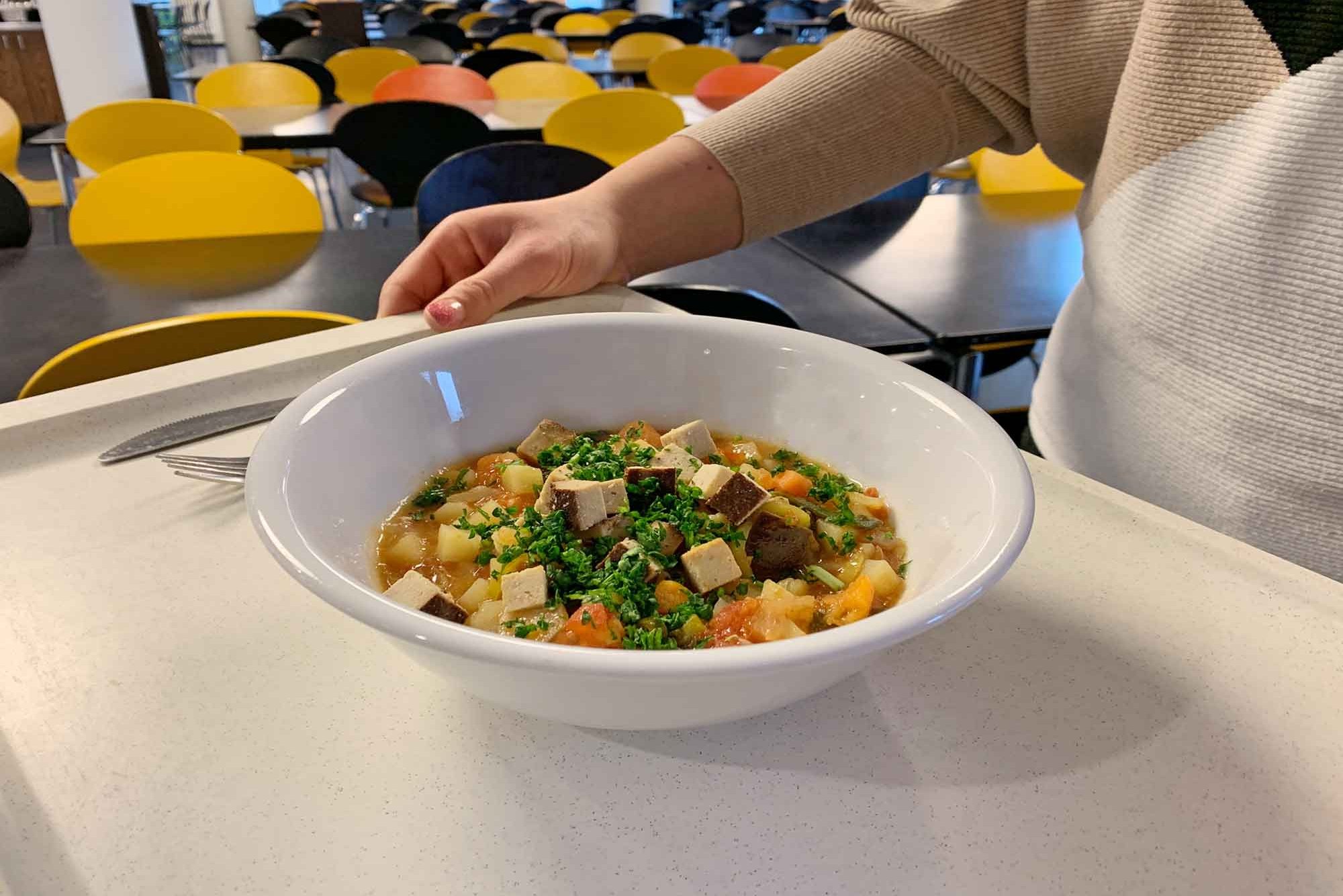 Tablett mit einem Gericht in der Mensa Bucerius Law School