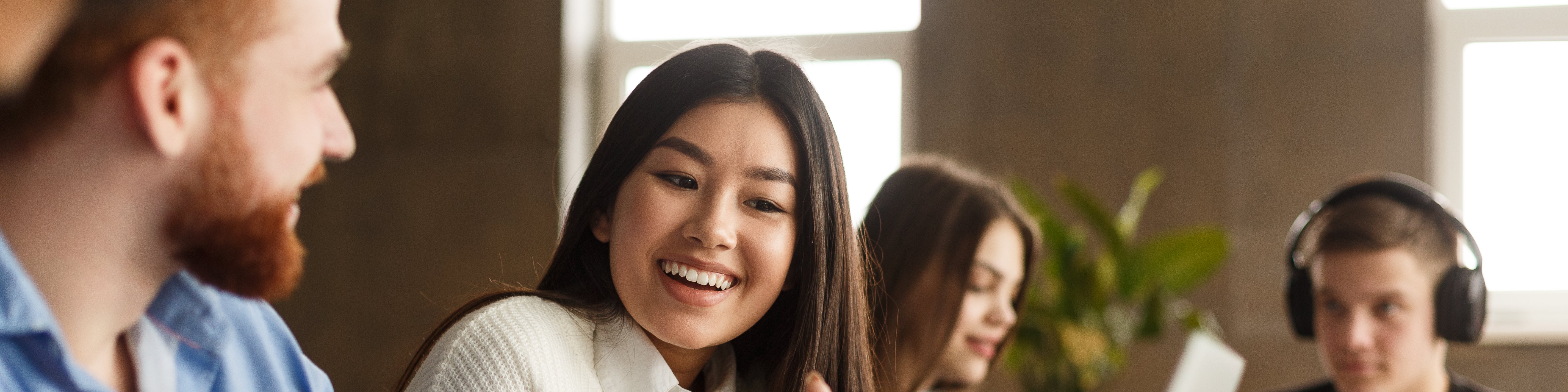 Fünf Studierende sitzen mit ihren Laptops an einem Tisch