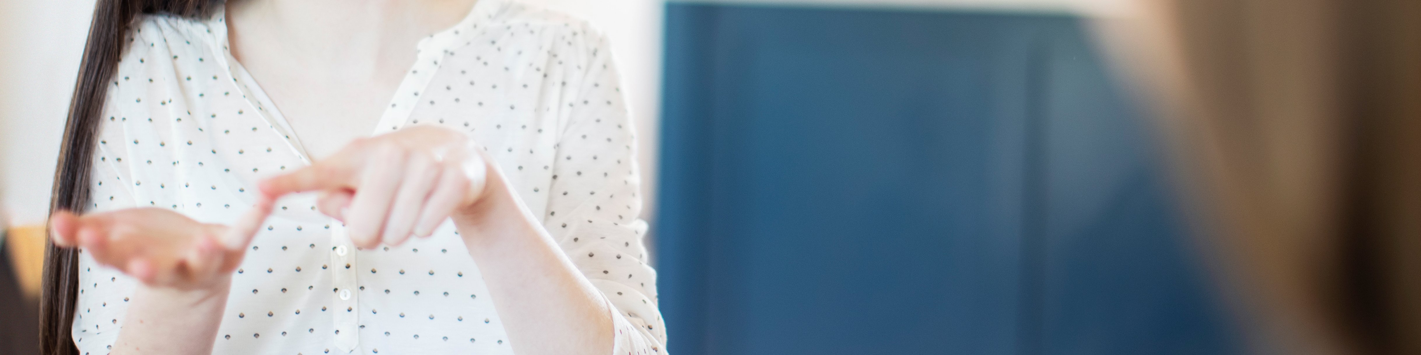 Junge Frau kommuniziert in Gebärdensprache