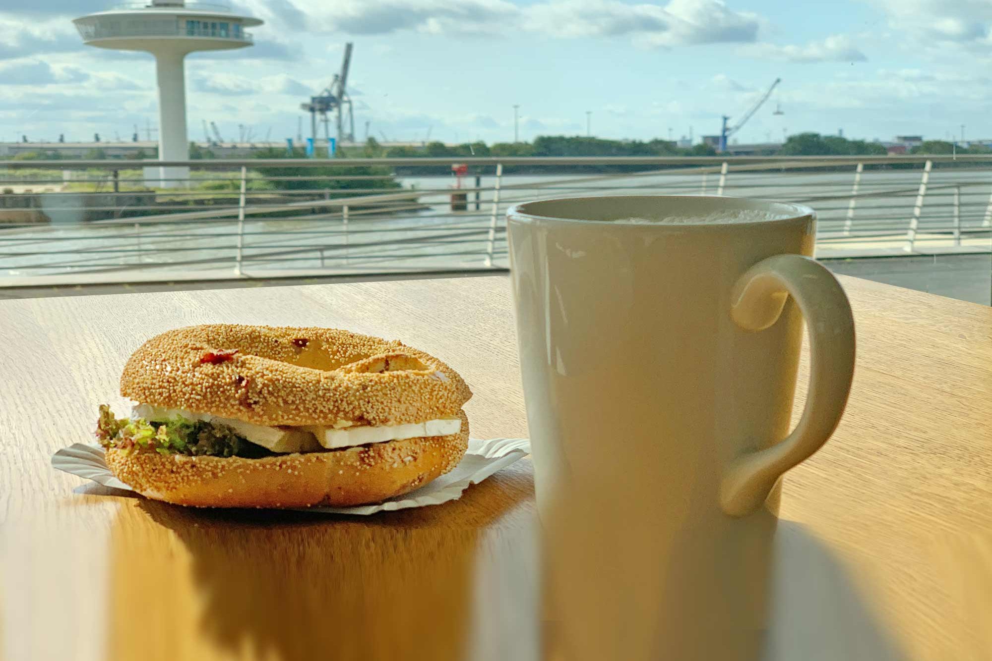 Tasse Kaffee und ein Bagel im Café HCU