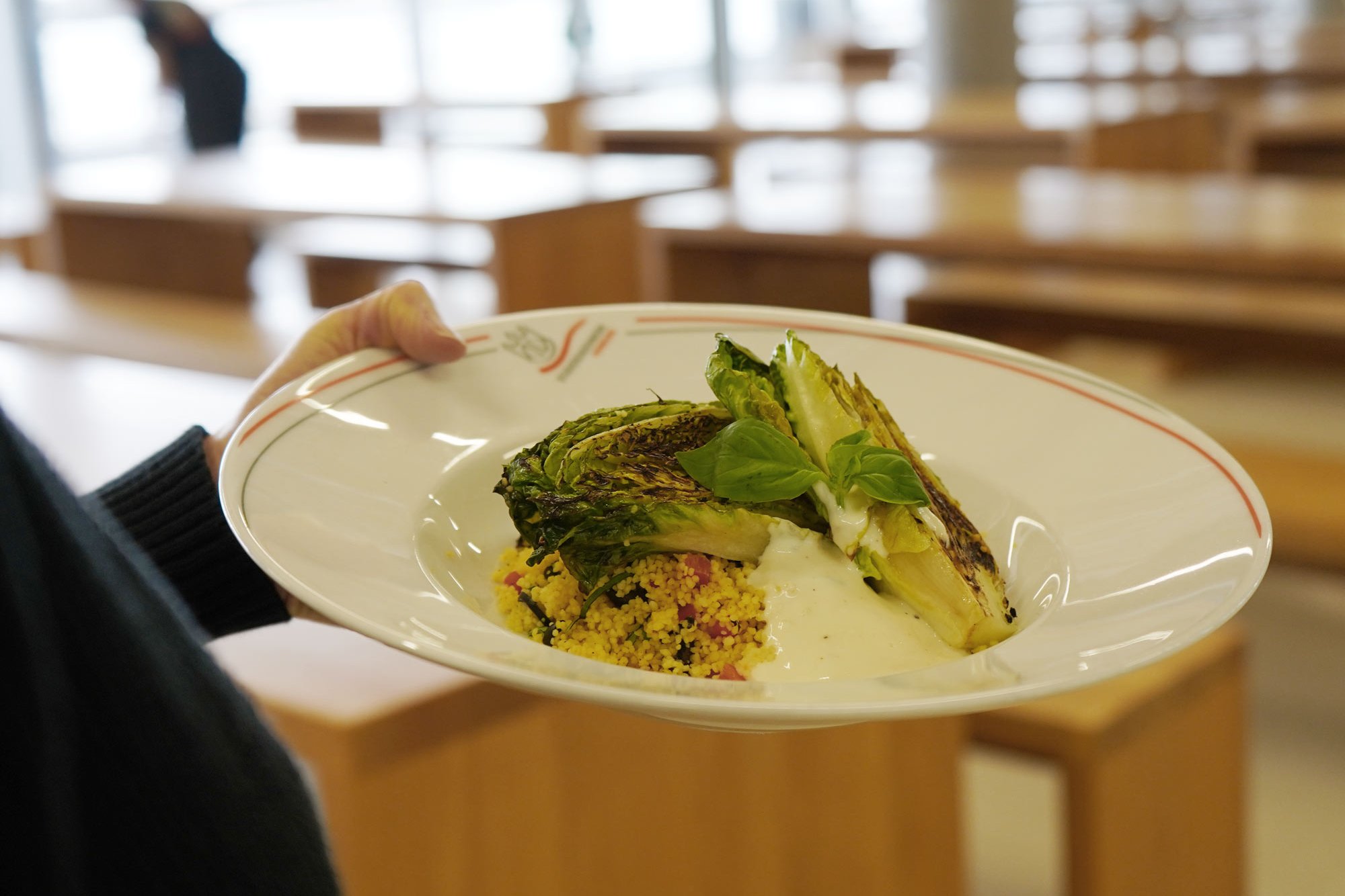 Gericht auf einem Teller in der Mensa HCU