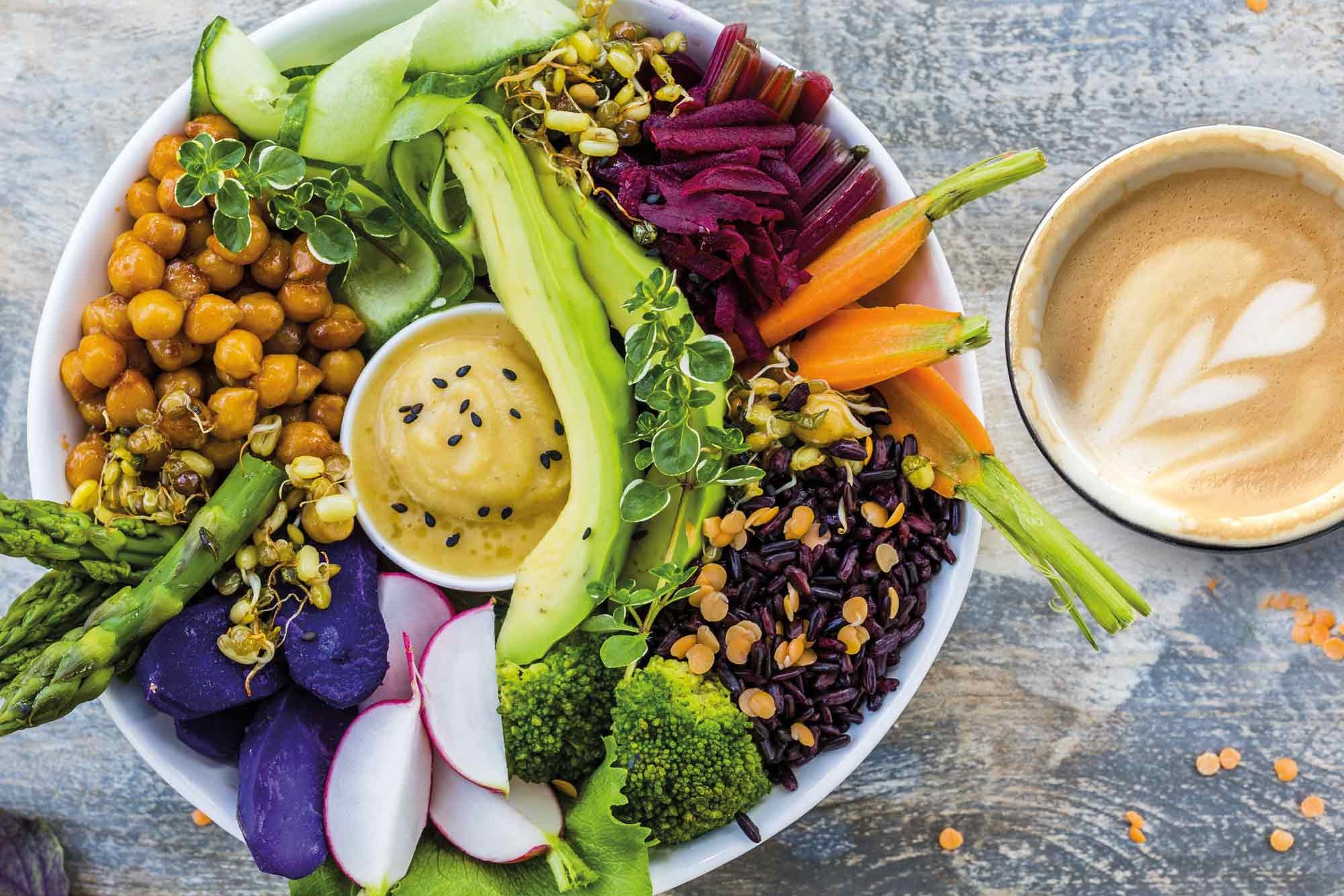 Bunte Bowl und Cappuccino im Café ZessP
