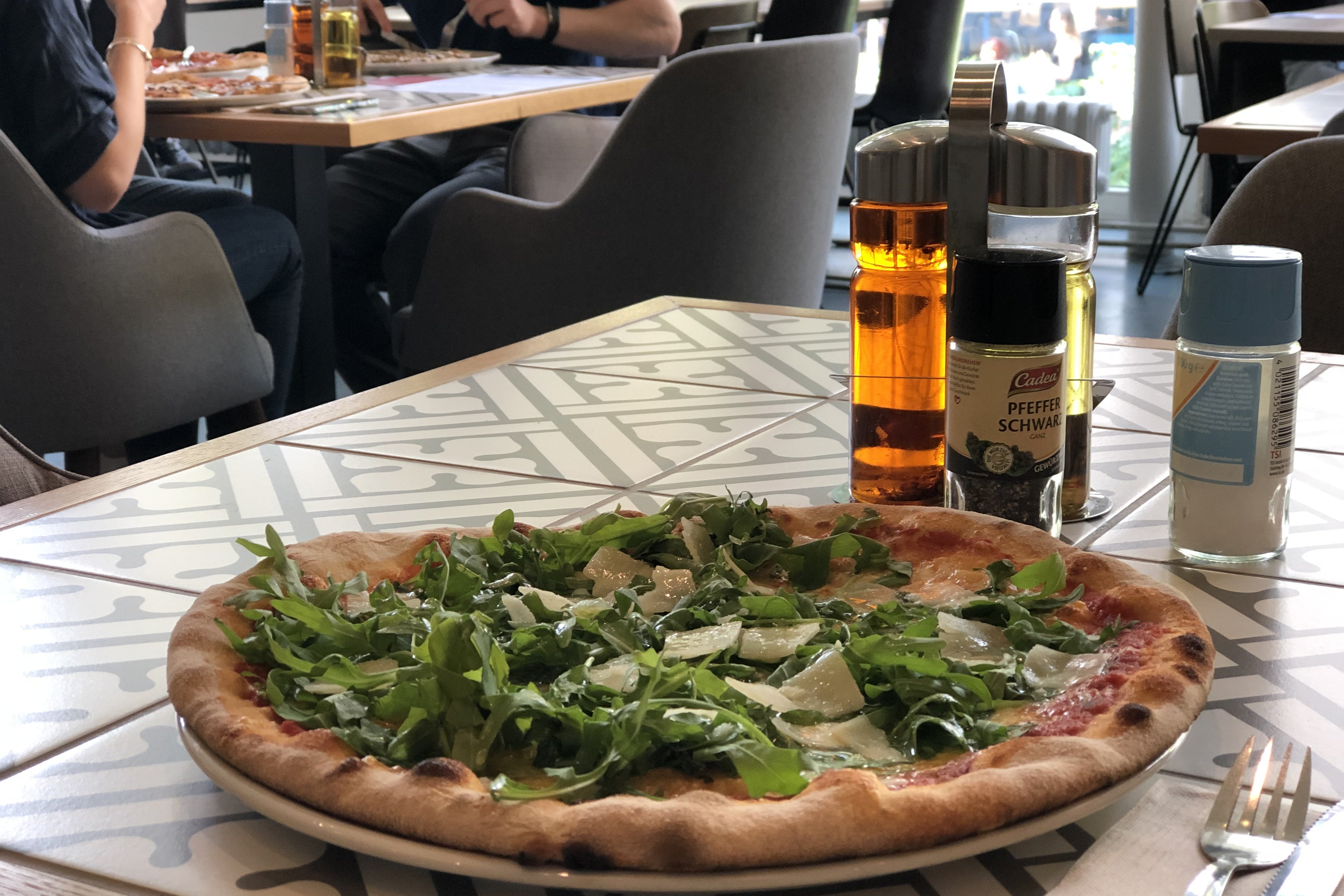 Pizza auf einem Teller im Schlüters