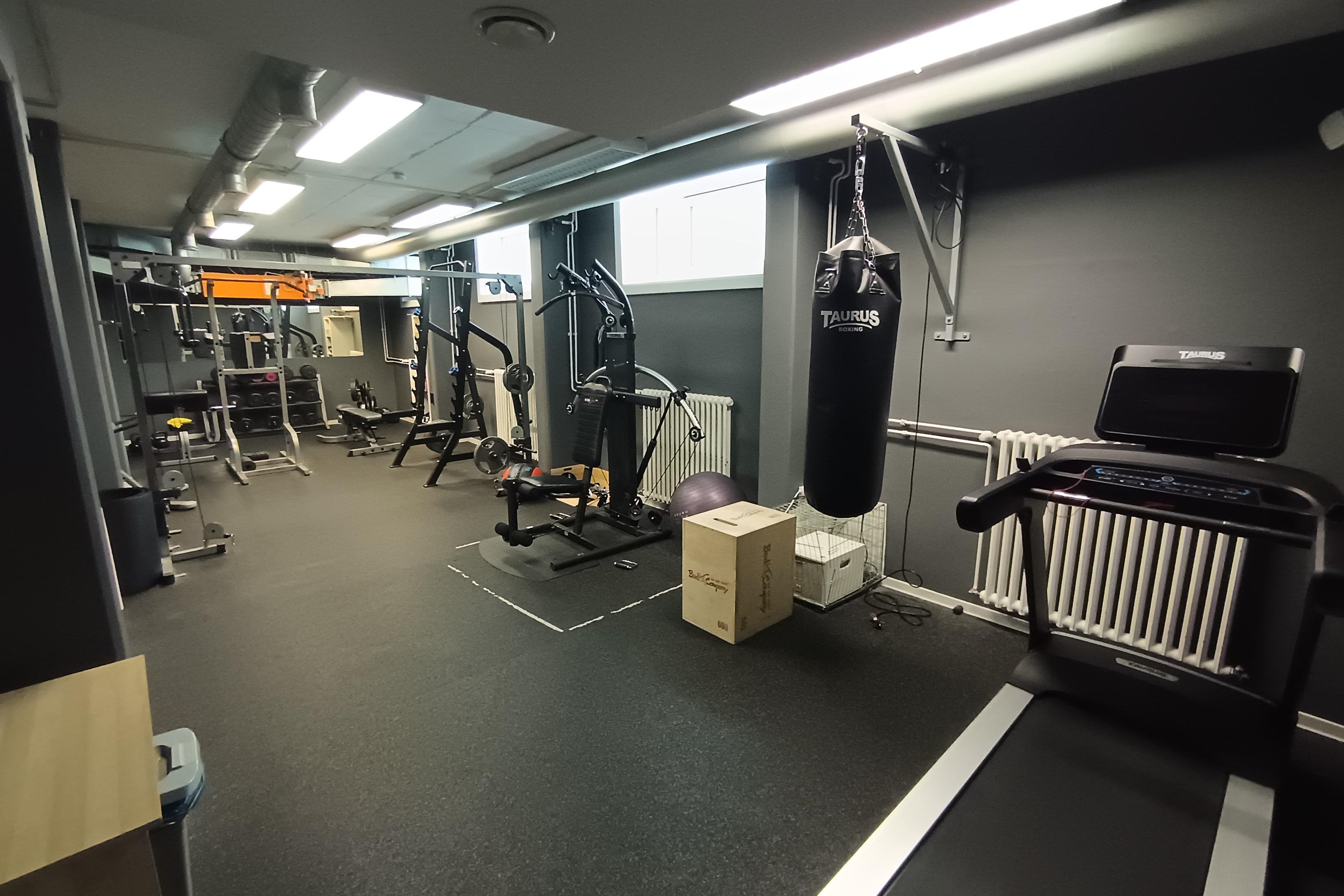 Gym der Wohnanlage mit diversen Sportgeräten