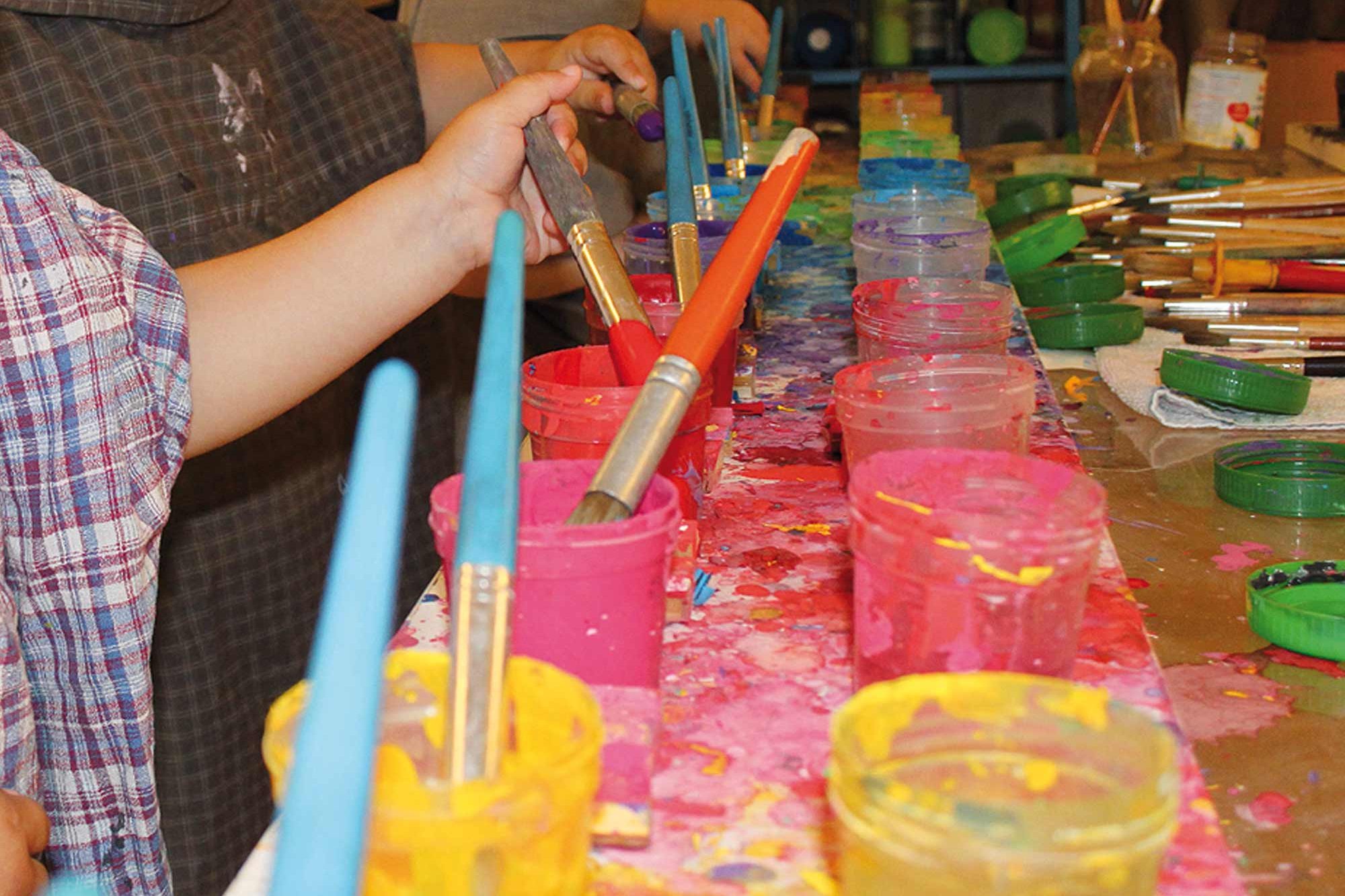 Kinder beim Malen mit Wasserfarben