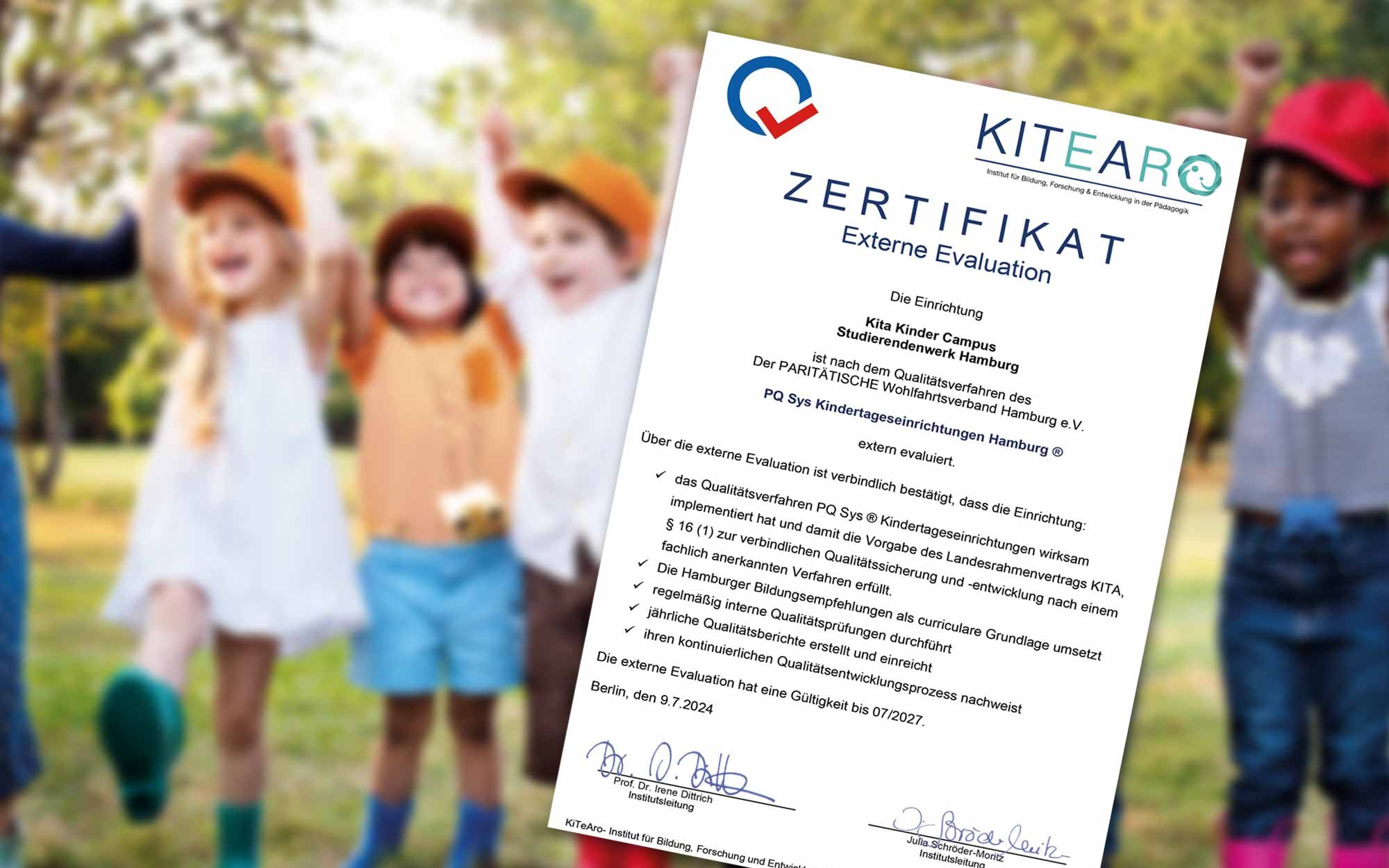Zertifikat und Kinder im Hintergrund