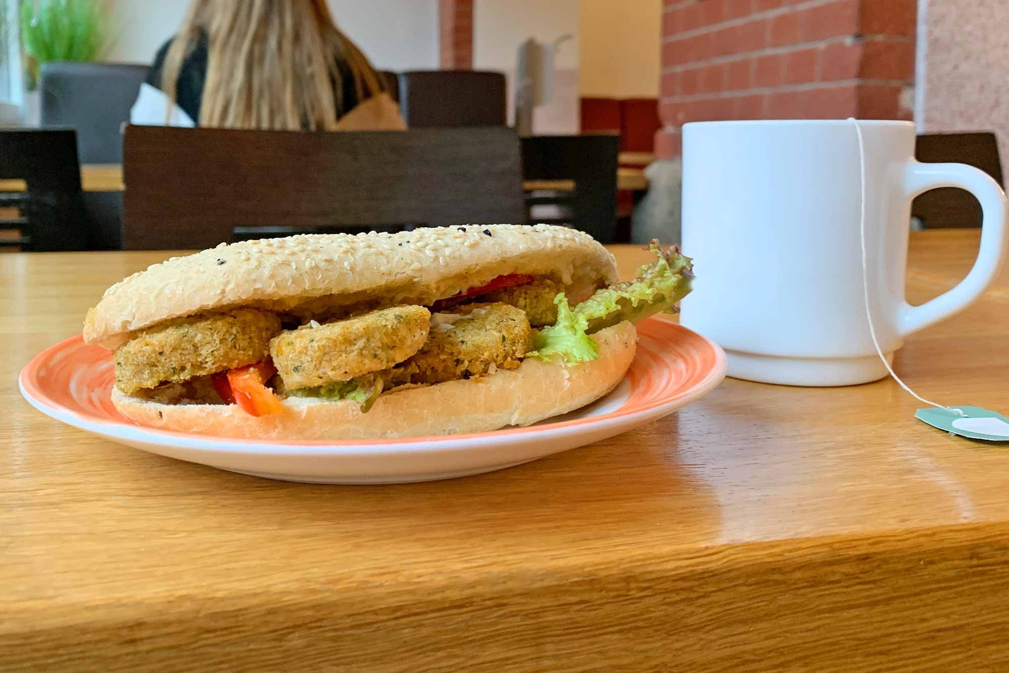 Panini und eine Tasse Tee im Café Jungiusstraße