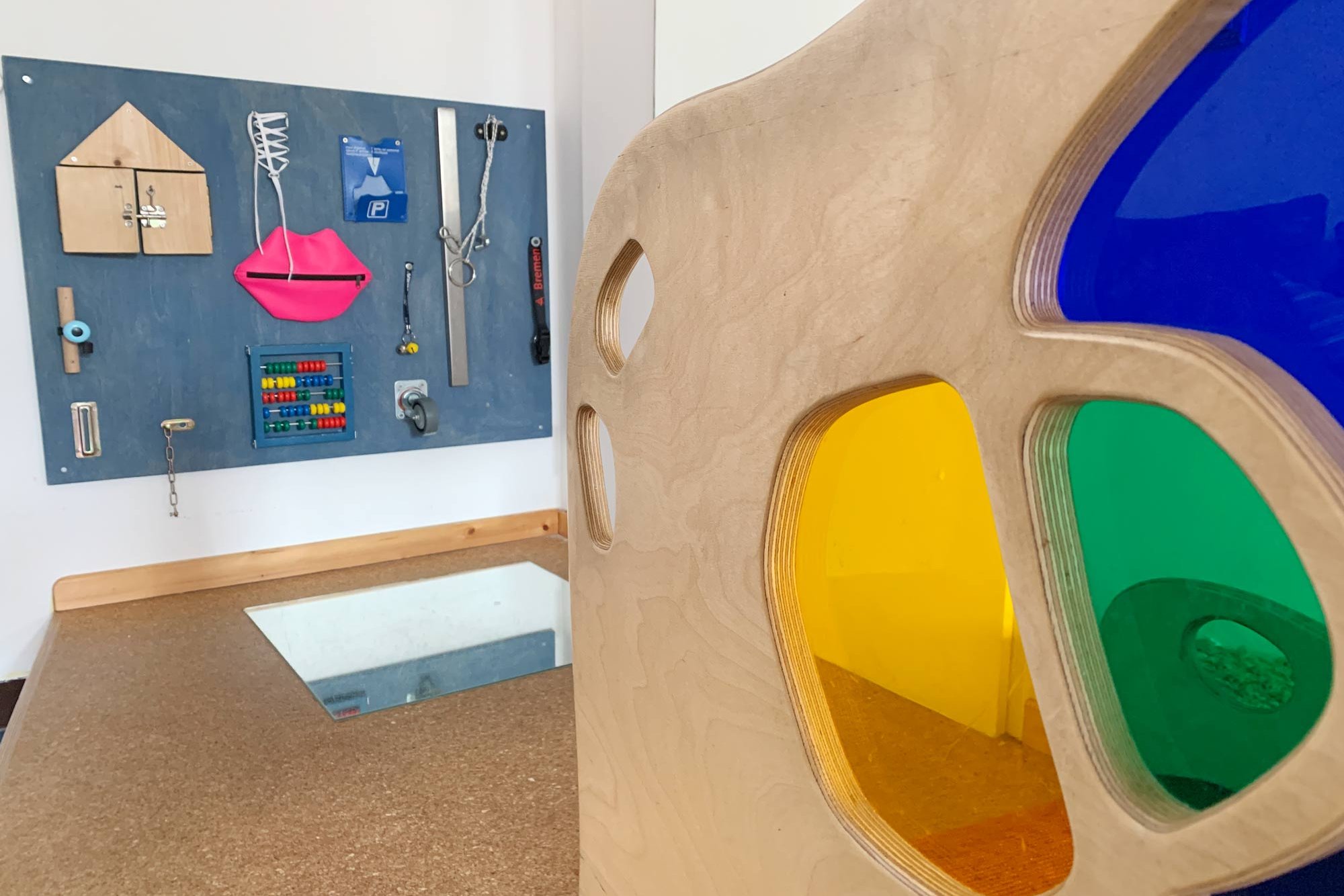 Ein Spielzimmer mit Activity-Board in der Kita UKE