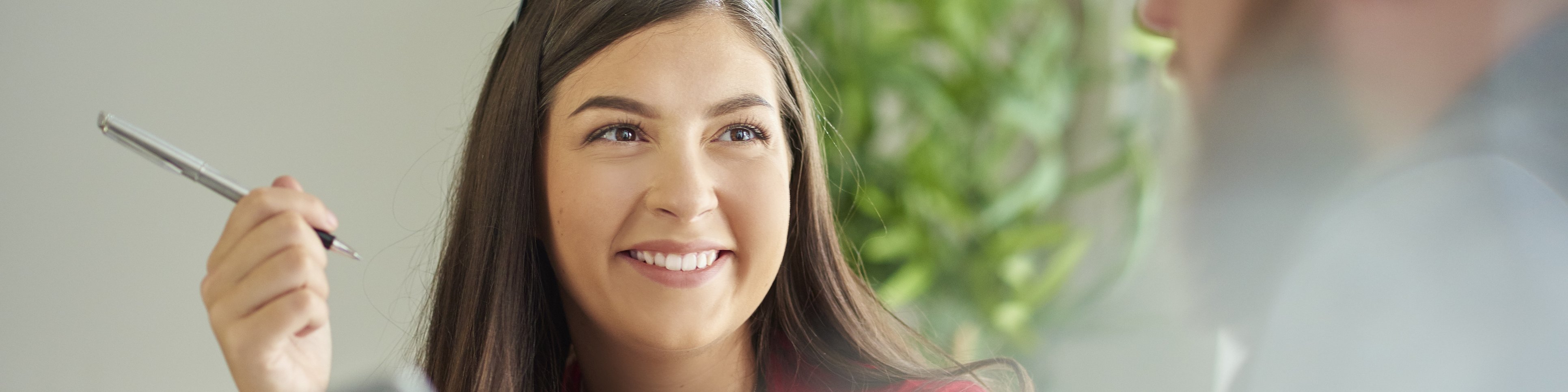 junge Frau mit Stift in der Hand