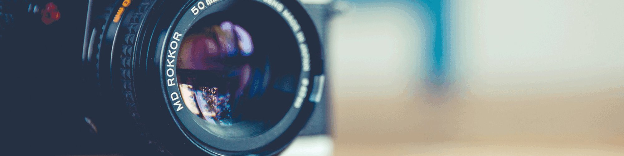 Eine Fotokamera auf einem Tisch