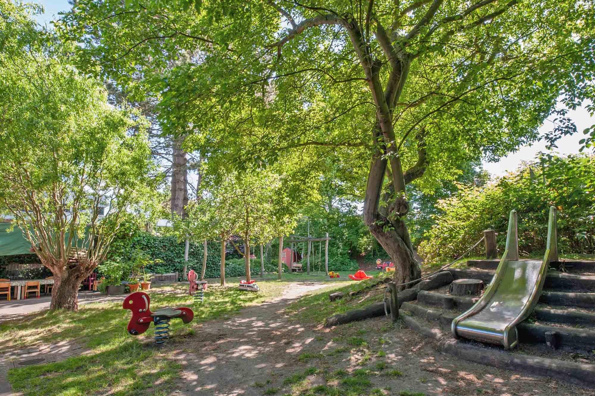 Outdoor area with swings at the UKE daycare center
