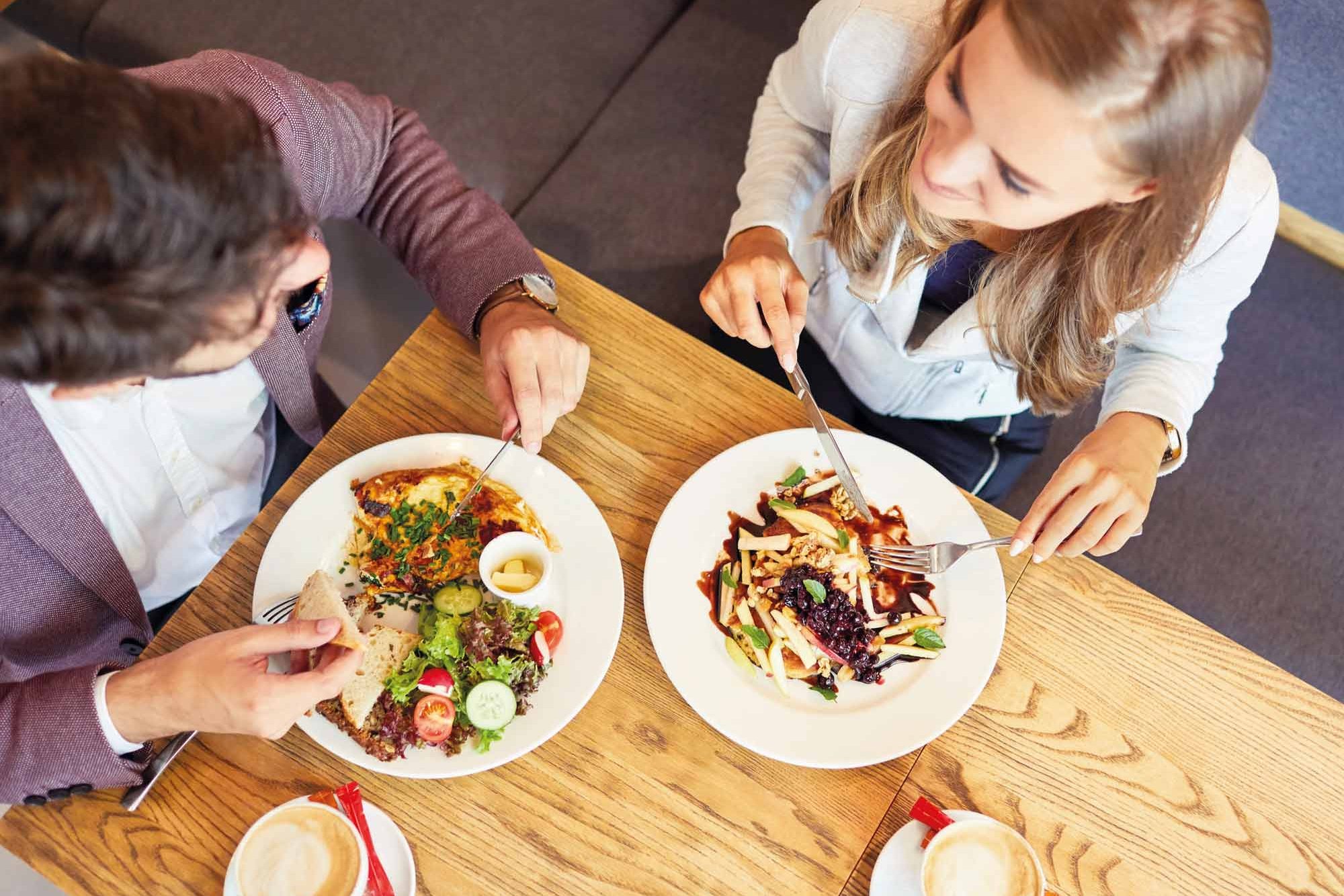 Zwei Studierende in der Mensa HCU, Blick von oben