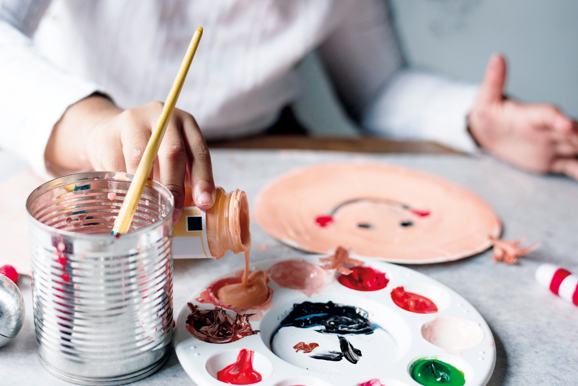 Kleines Kind mit Farbpalette und Pinsel