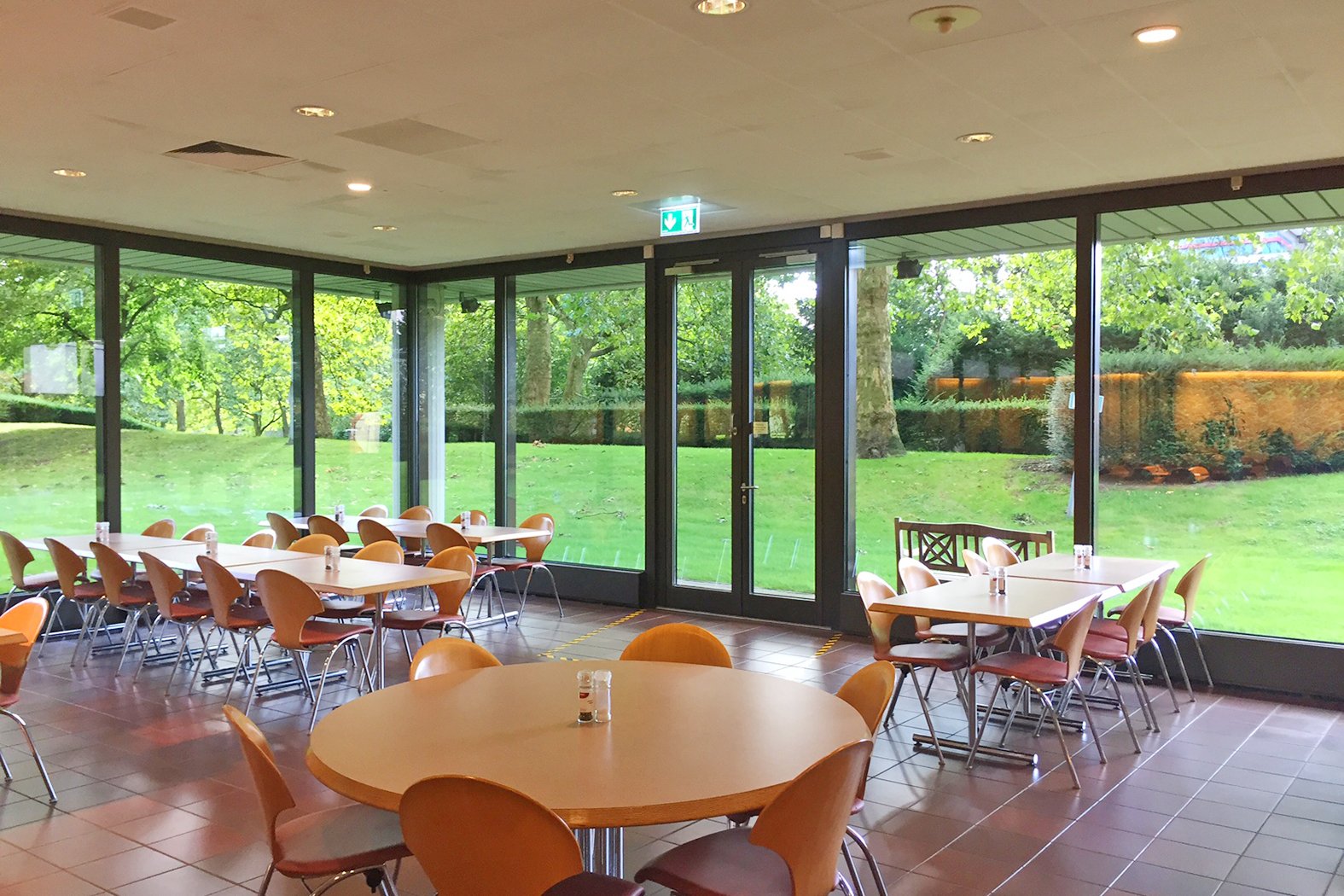 Gastraum in der Mensa Überseering Gastraum in der Mensa Überseering