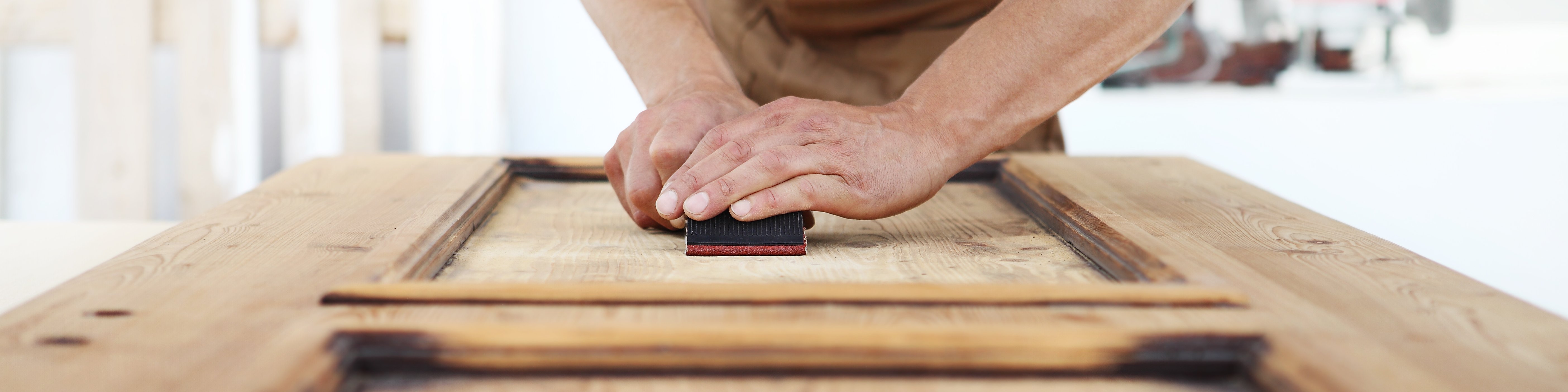 Tischler beim Schleifen von Holz