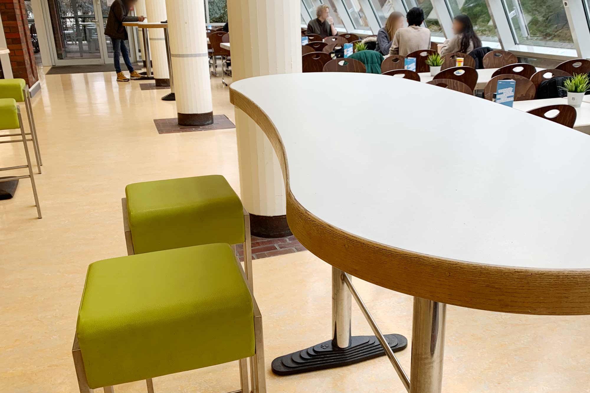 Hochtisch in der Mensa Harburg