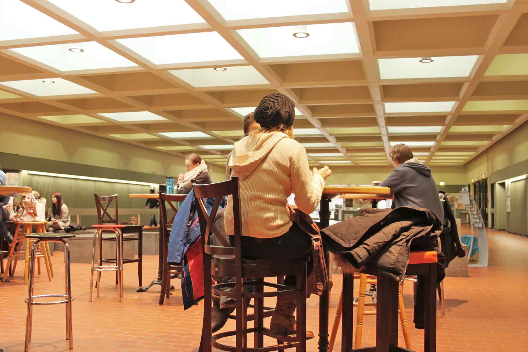 Gastraum mit Gästen Café Geomatikum