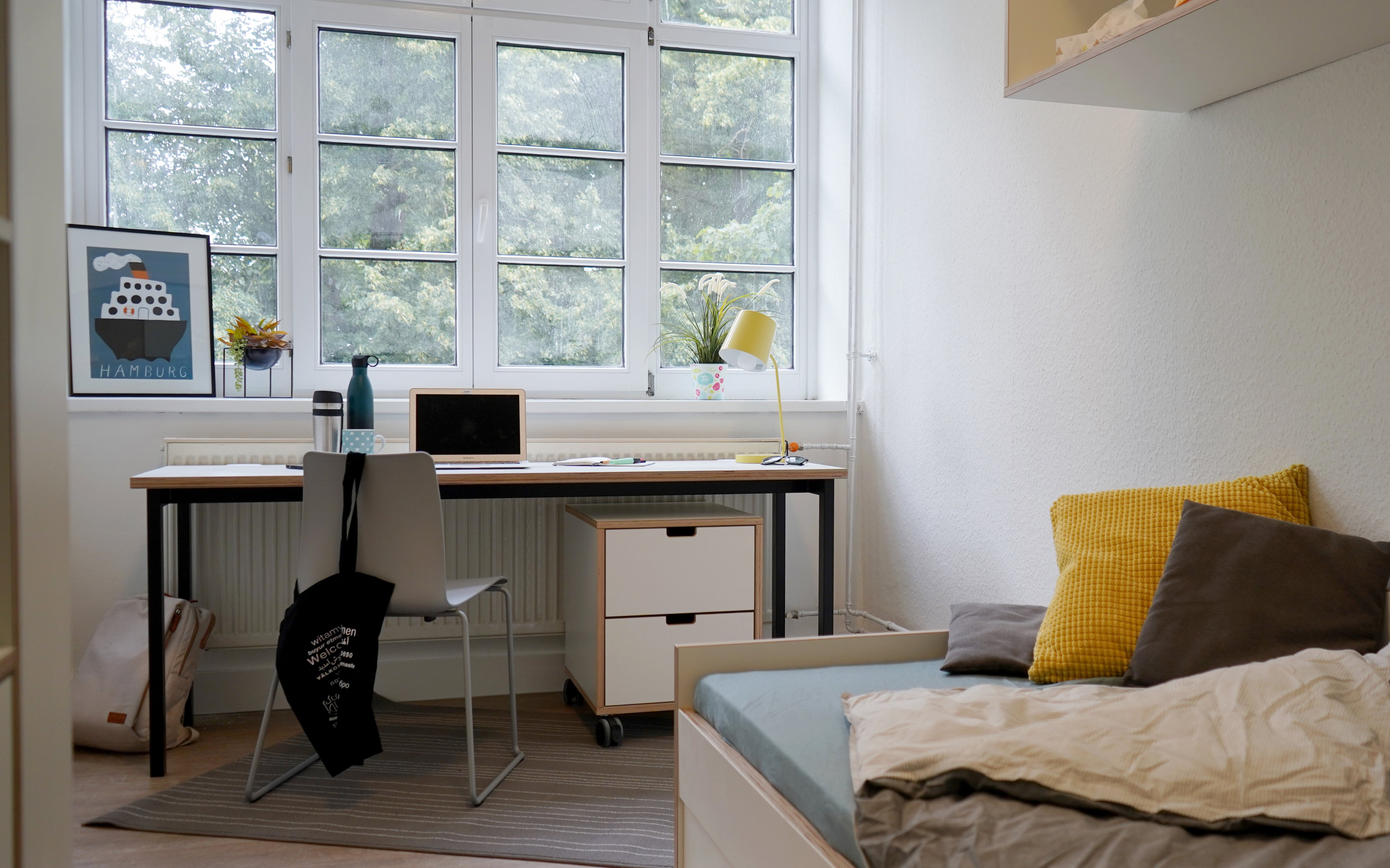 Beispielzimmer einer Studentenwohnanlage mit Bett und Schreibtisch Beispielzimmer einer Studentenwohnanlage mit Bett und Schreibtisch