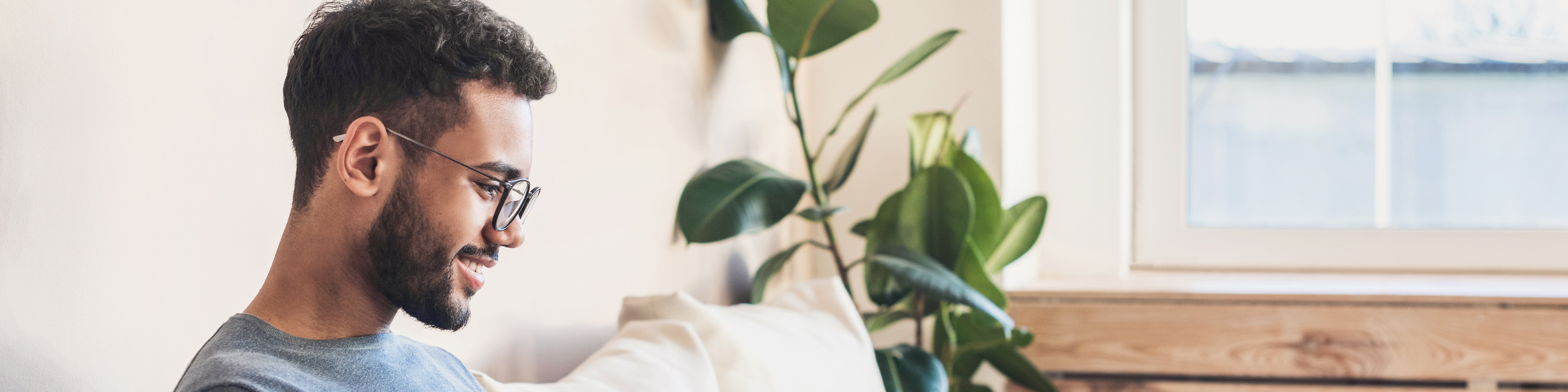 Sitzender Student mit Laptop