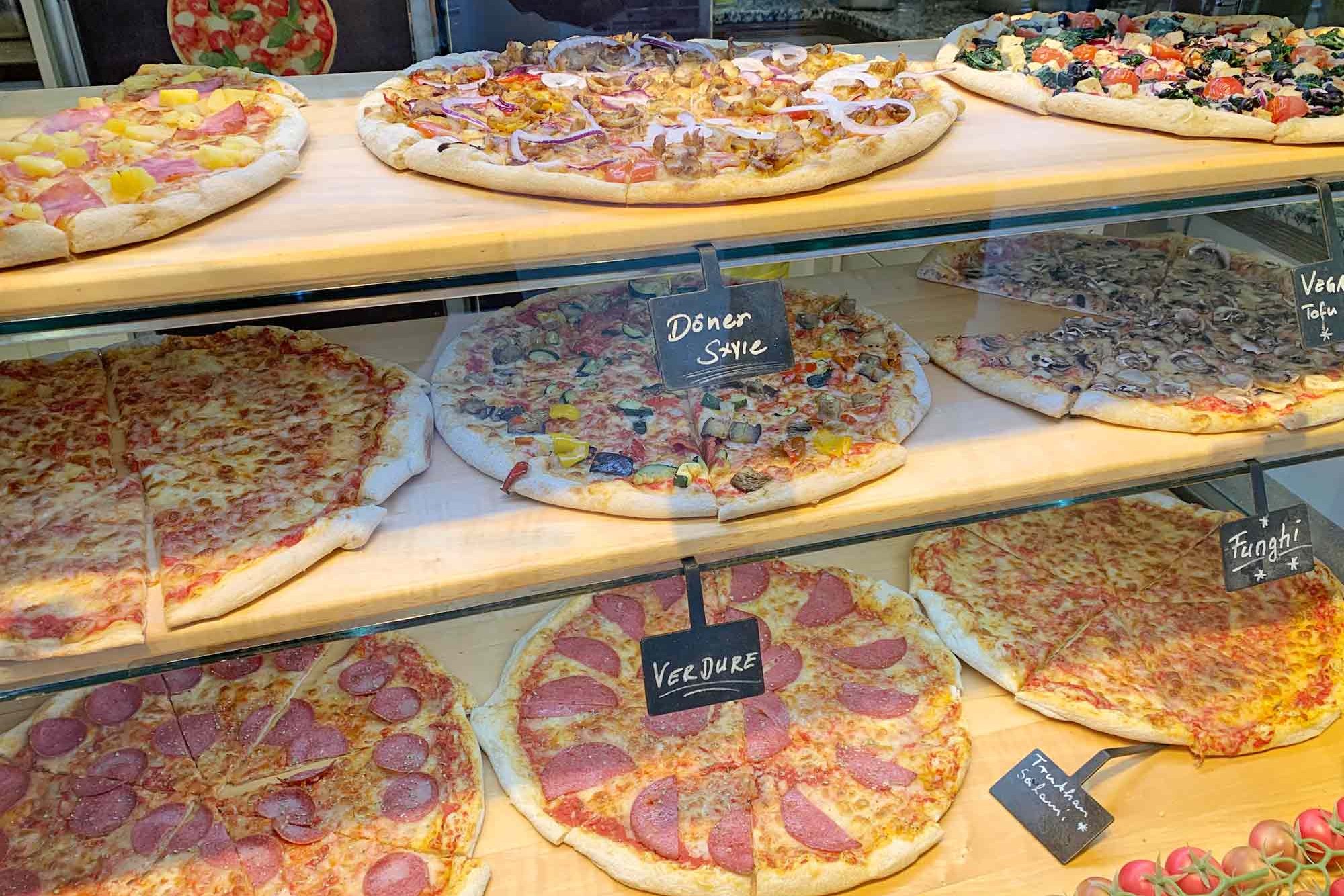 Pizza-Vitrine mit diversen Pizzen zur Auswahl in der PizzaBar Harburg