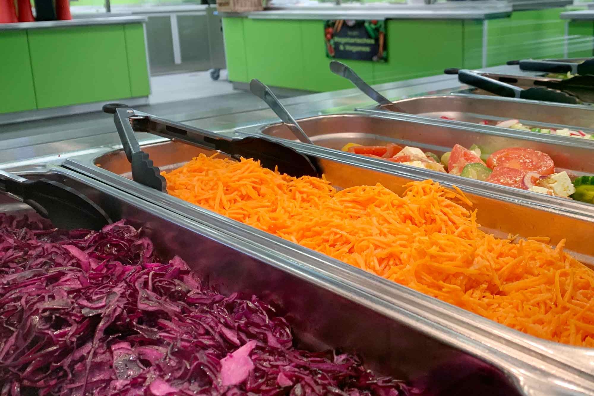 Salatbar in der Mensa Finkenau