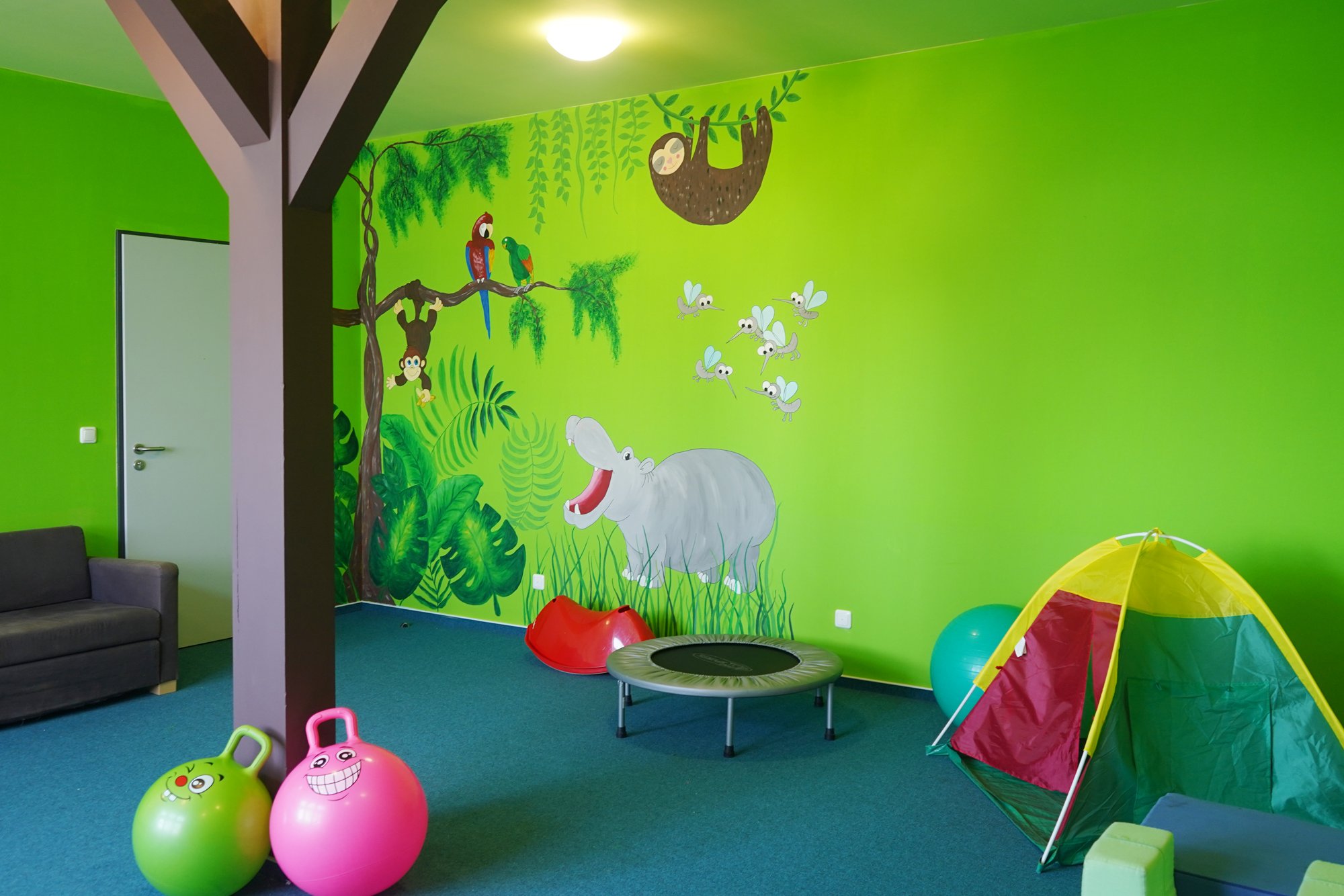 Spielzimmer bemalt zum Thema Dschunge in der Wohnanlage Bornstraße