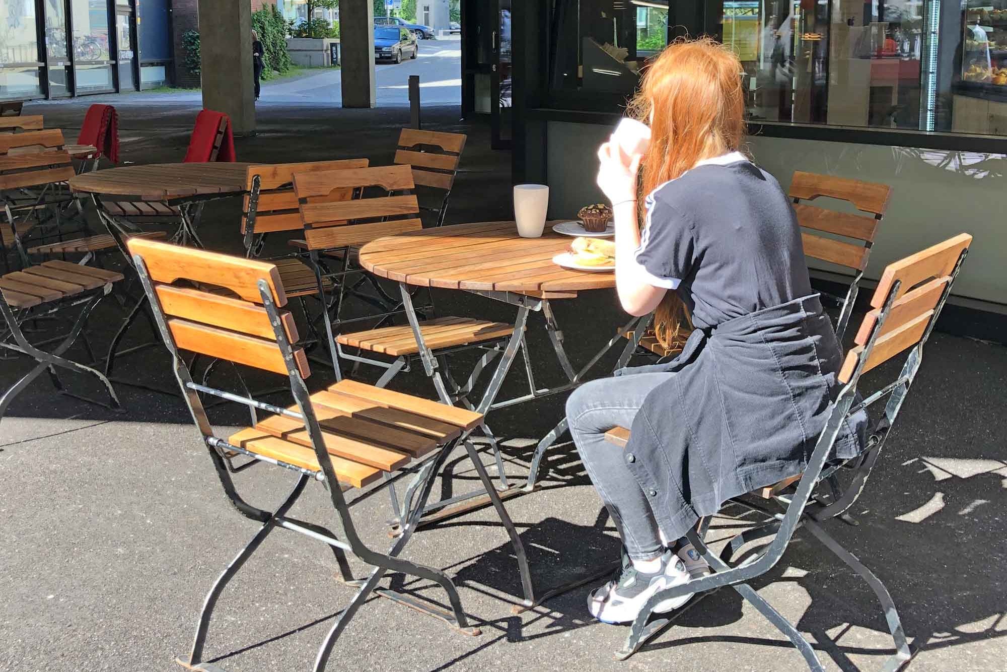 Außensitzplätze mit Gast im CampusCafé