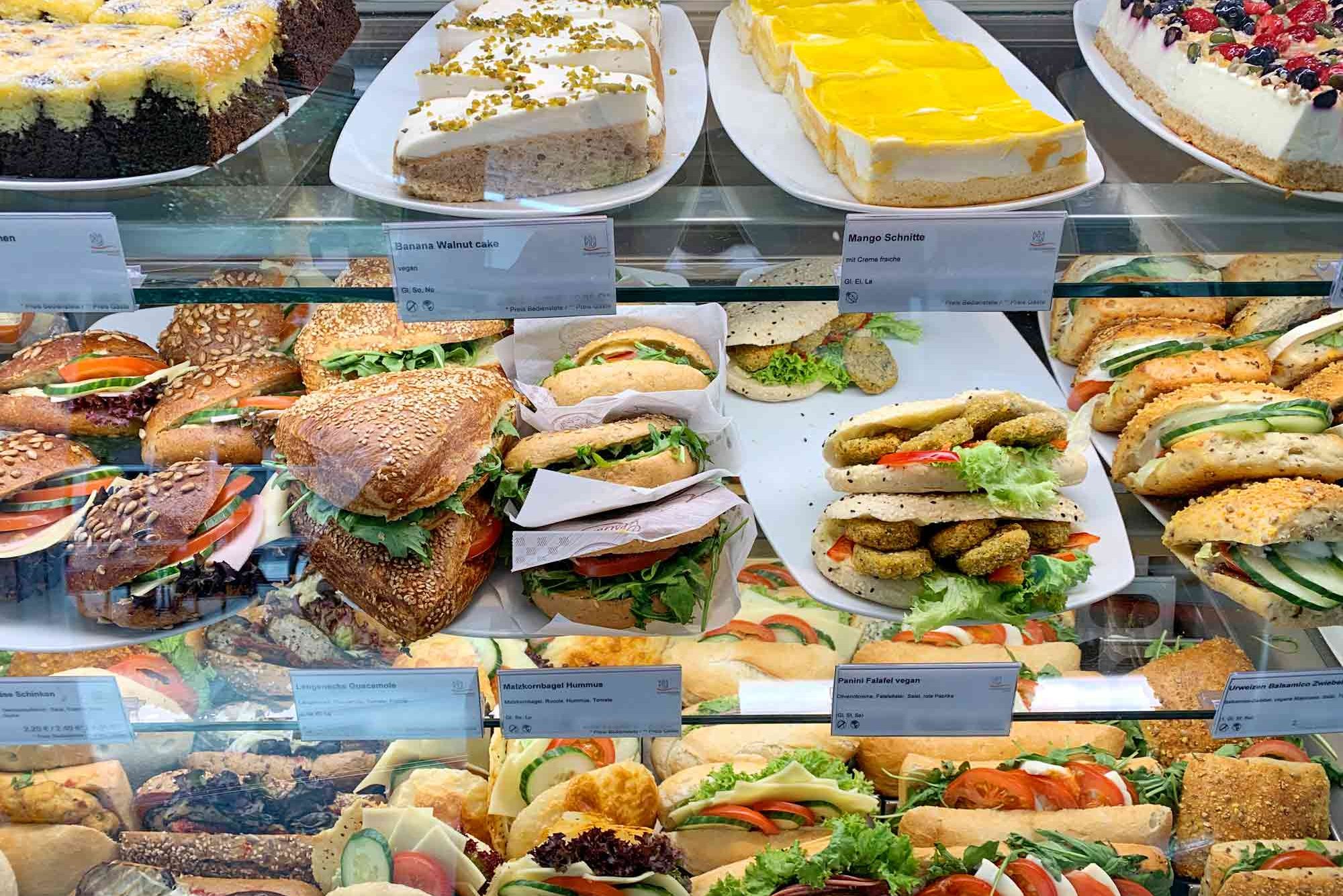 Herzhafte und süße Backwaren in einer Vitrine