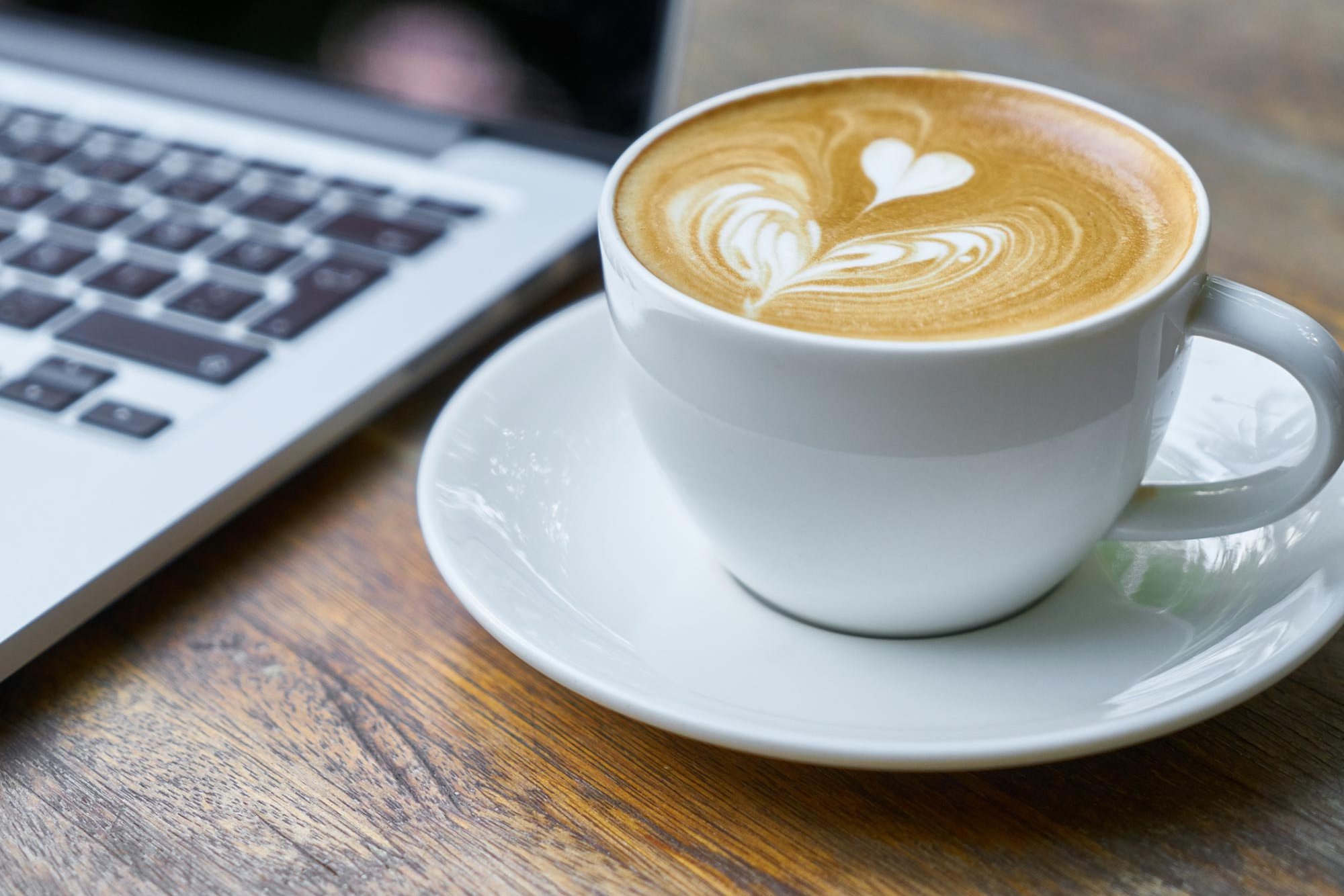 Eine Tasse Cappuccino auf einem Tisch im Café HCU