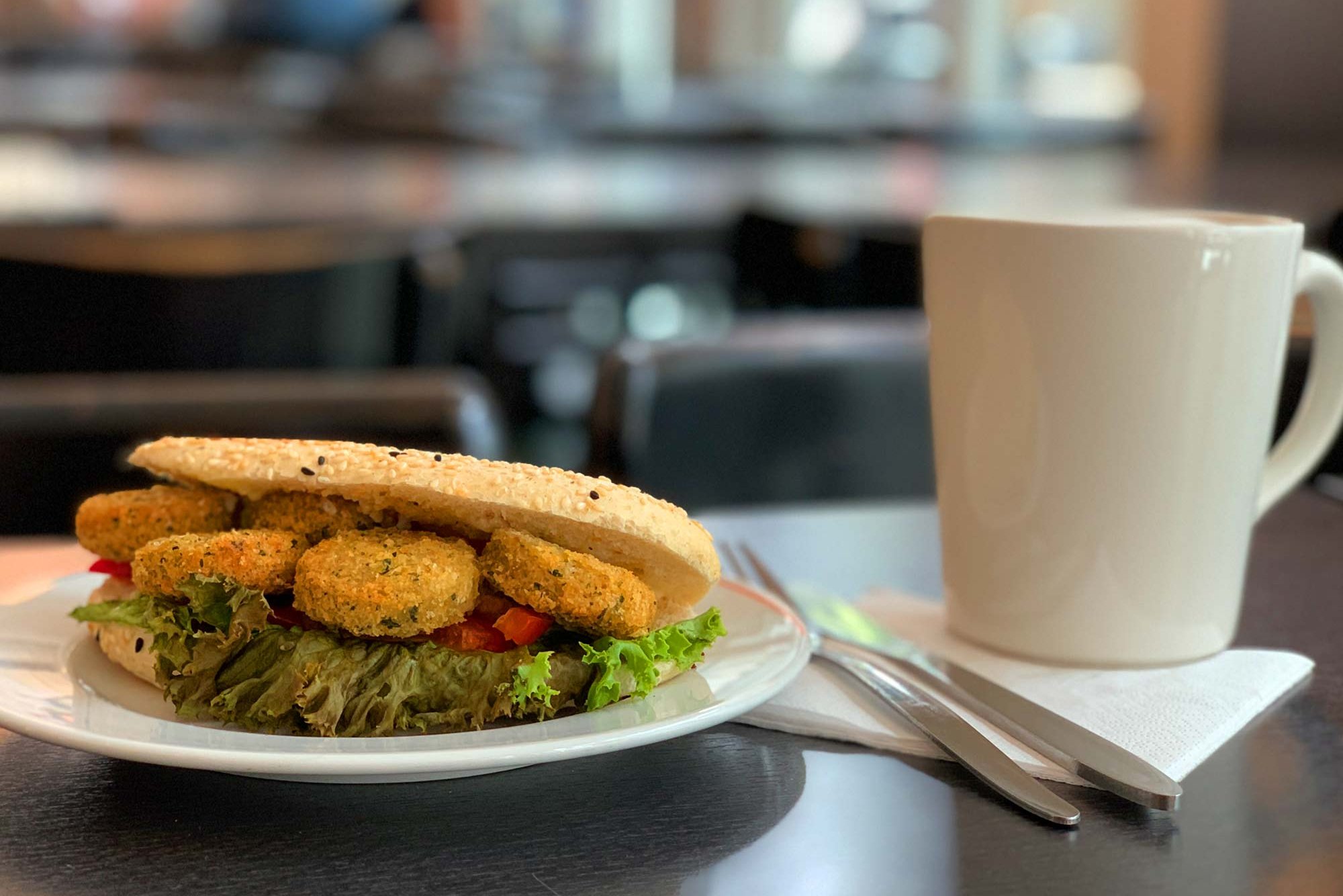 Falafel-Sandwich auf einem Teller
